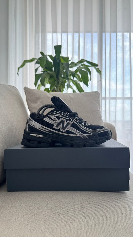 NEW BALANCE 740 NEGRA PLATA