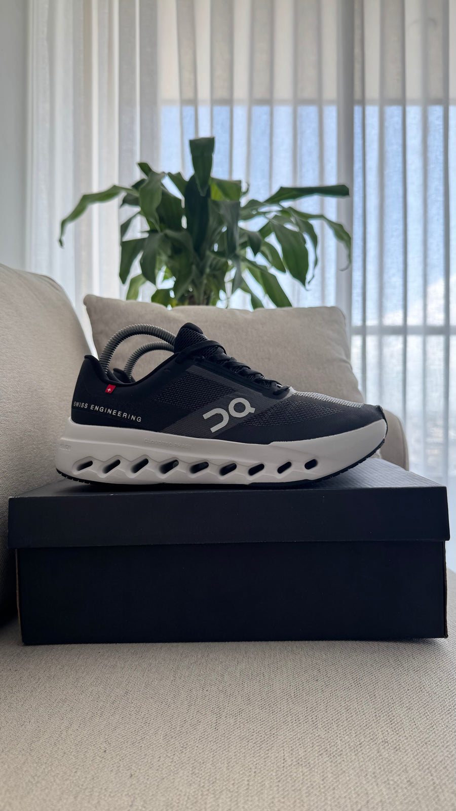 ON RUNNING NEGRO BLANCO