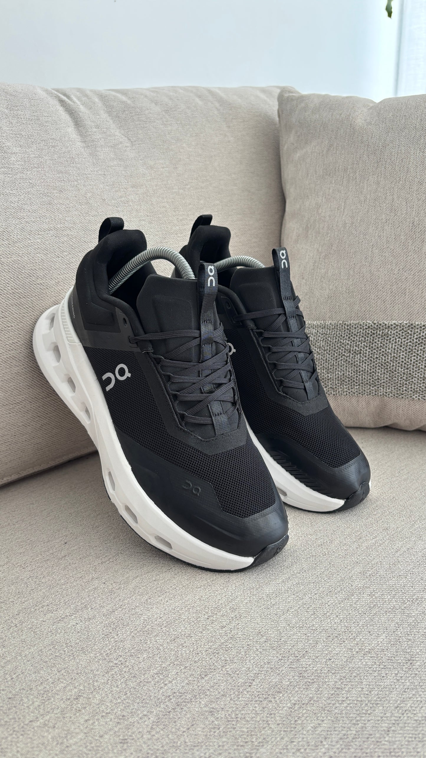 ON CLOUD NEGRO BLANCO