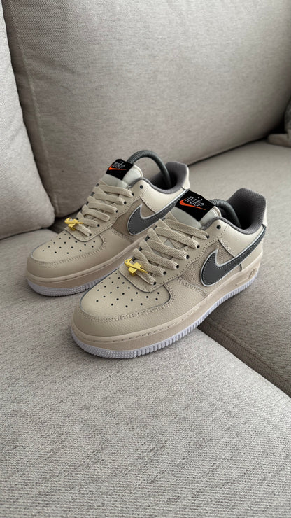 NIKE AF1 BEIGE CHULO GRIS