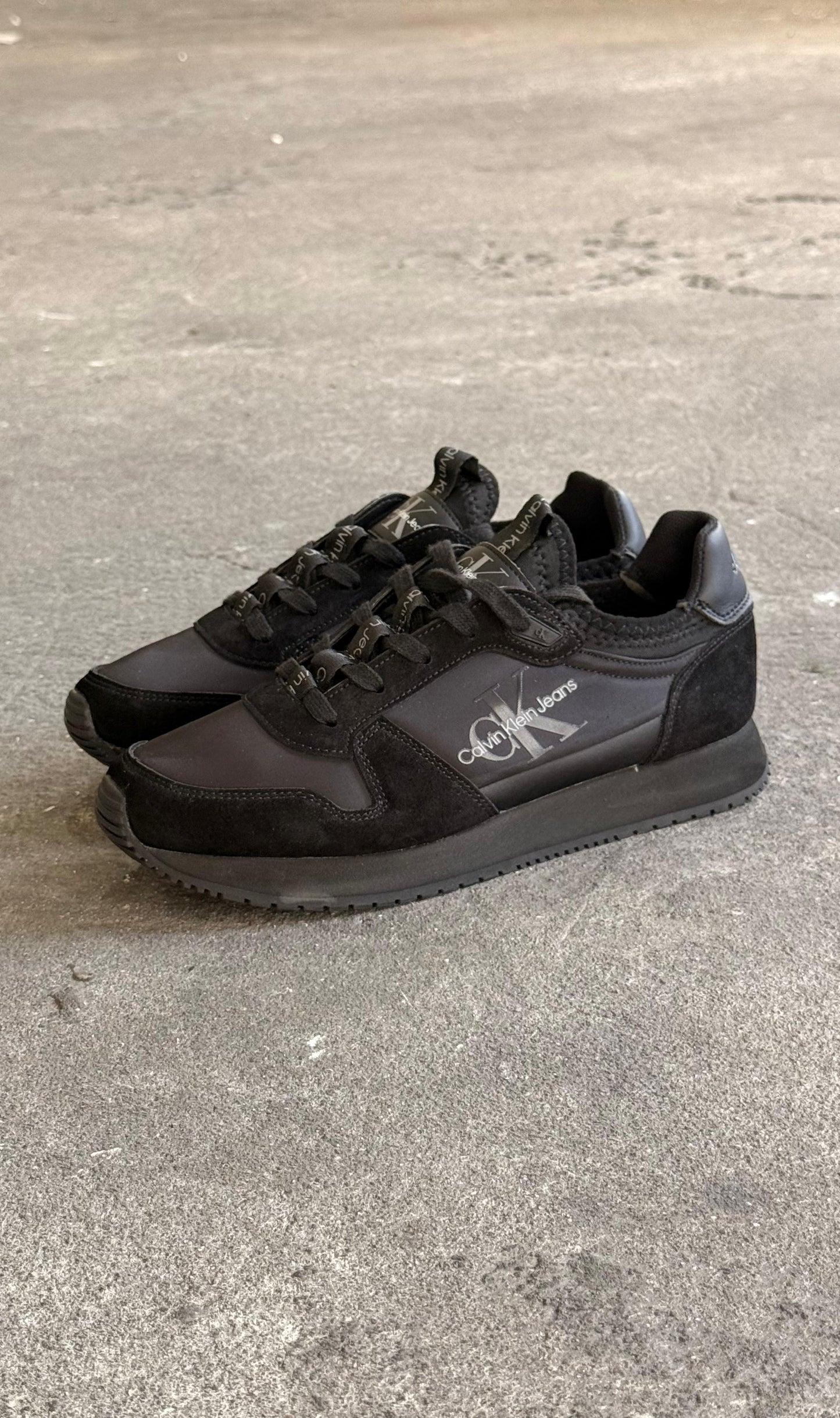 CALVIN KLEIN NEGRO GRIS