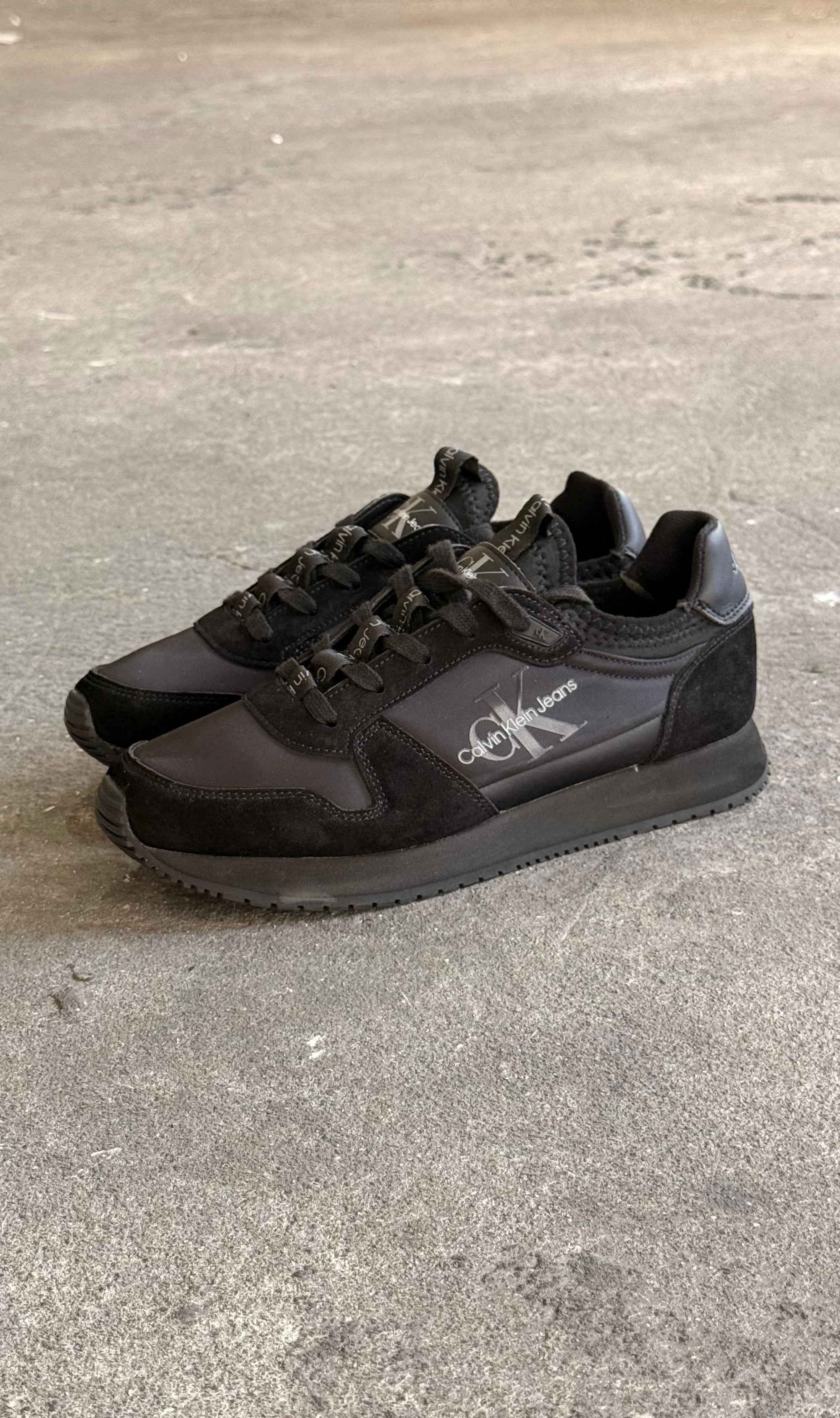 CALVIN KLEIN NEGRO GRIS