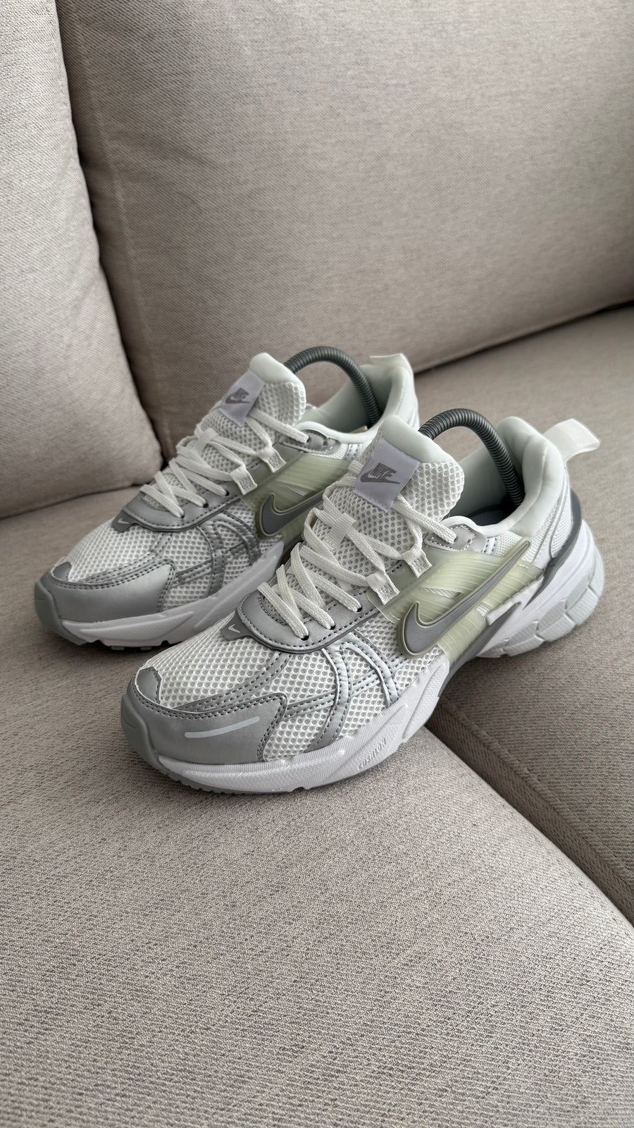 NIKE V2K BLANCO GRIS