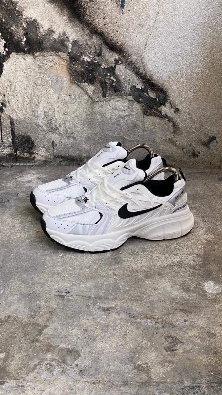 NIKE SKATE BLANCO CHULO NEGRO