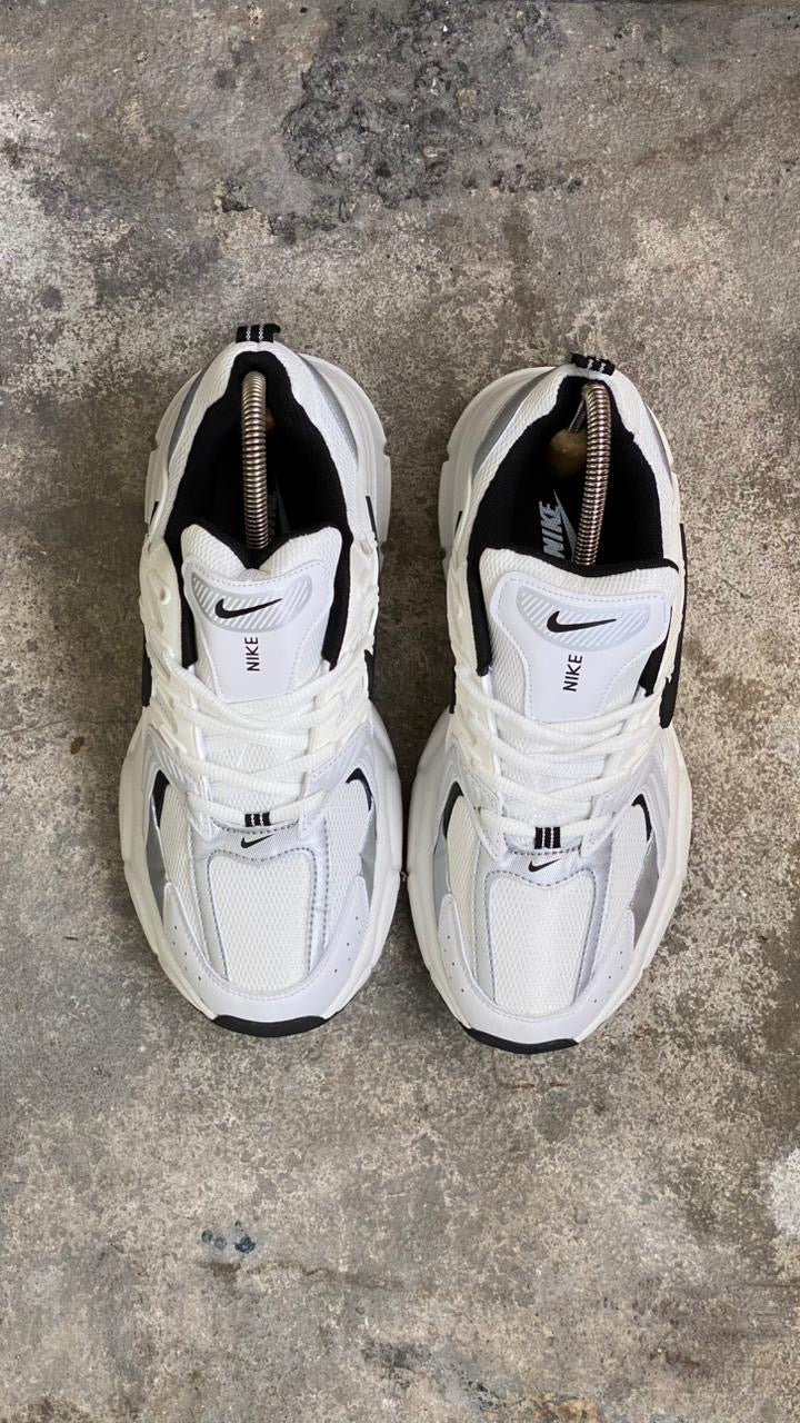 NIKE SKATE BLANCO CHULO NEGRO