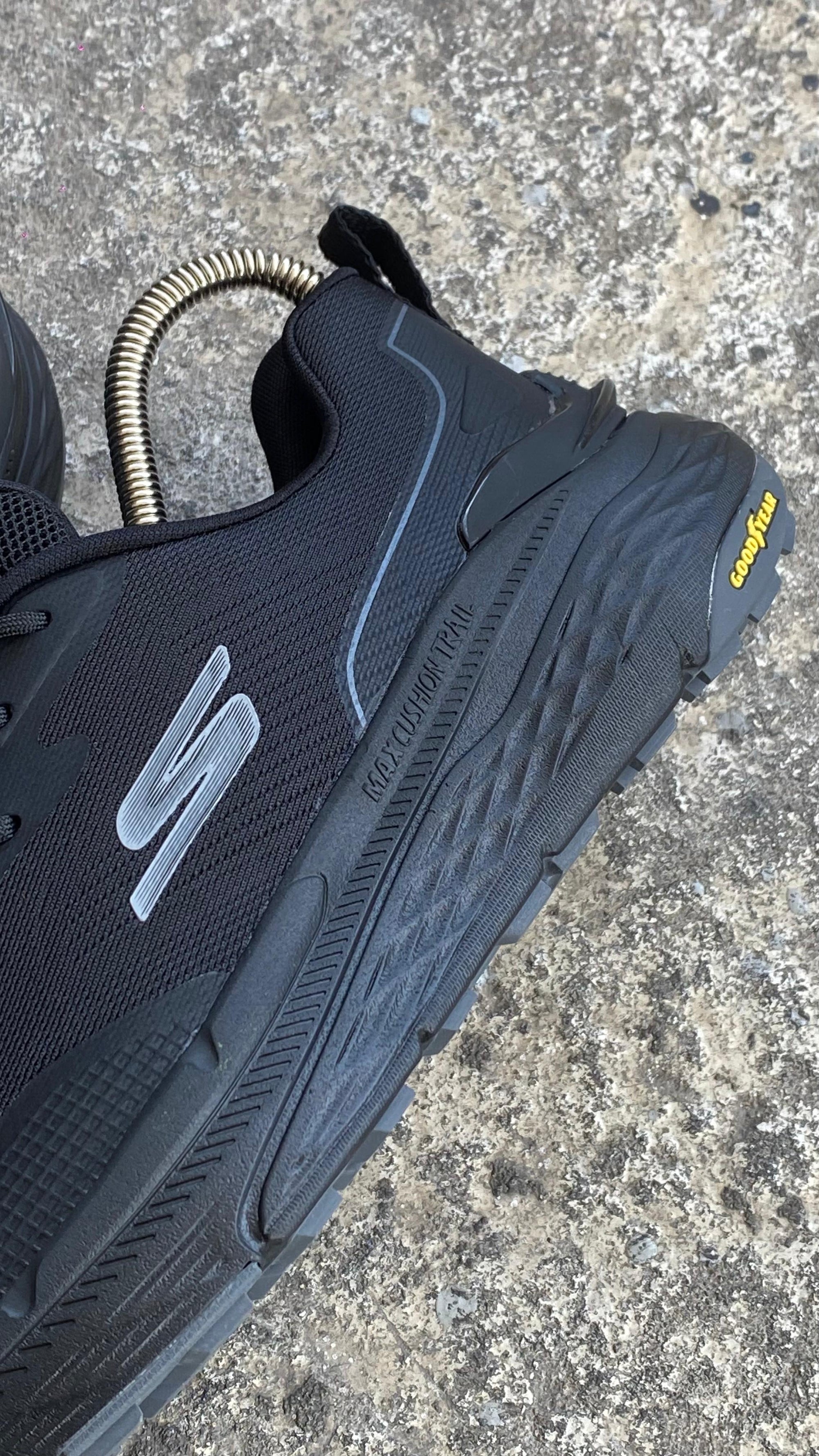 SKETCHERS GYEAR NEGRO