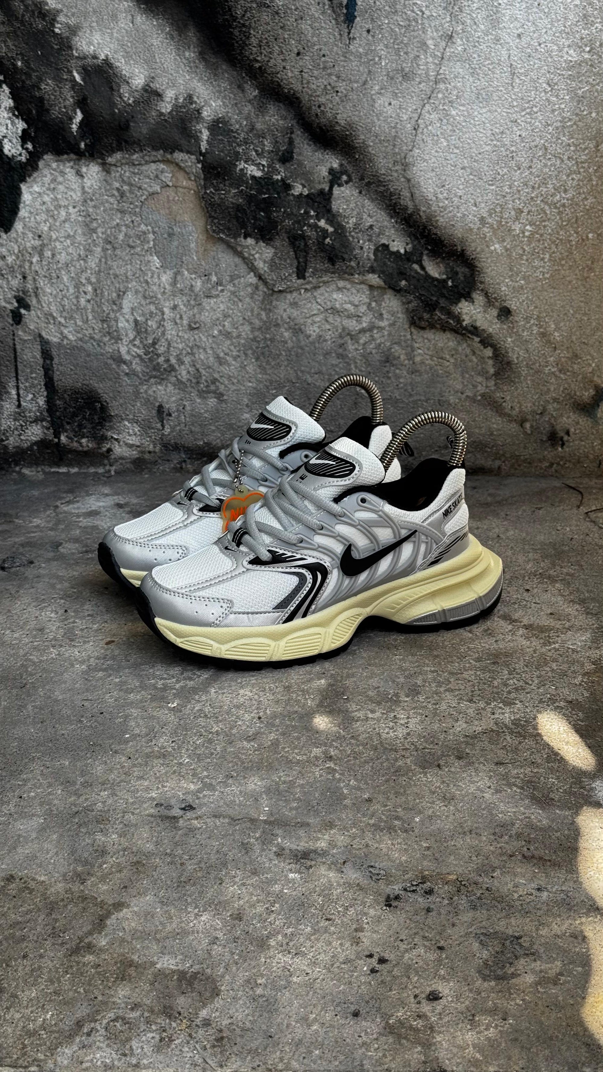 NIKE SKATE BEIGE GRIS NEGRO