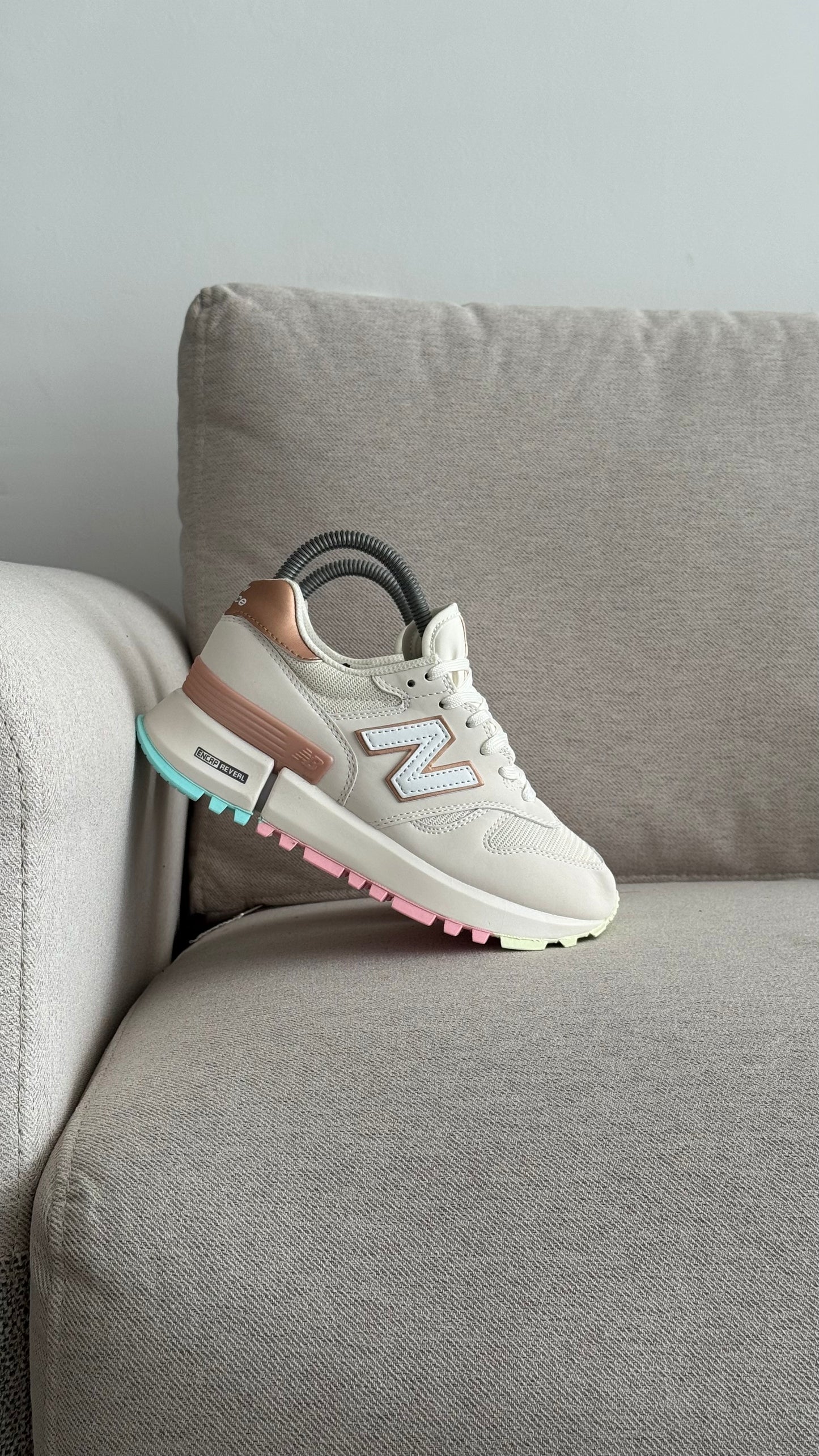 NEW BALANCE 1300 BLANCO DORADO