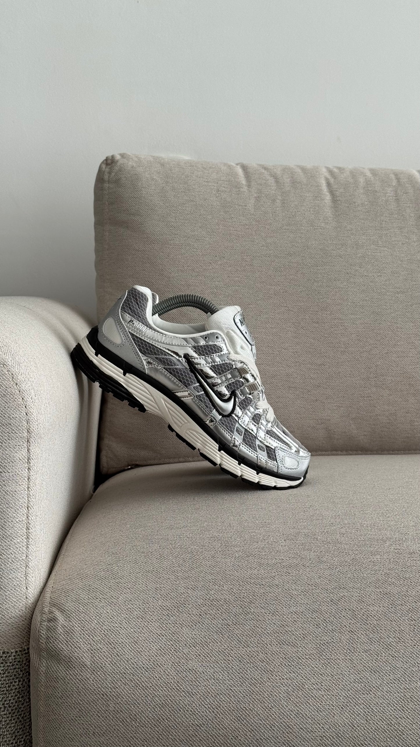 NIKE P6000 PLATEADO