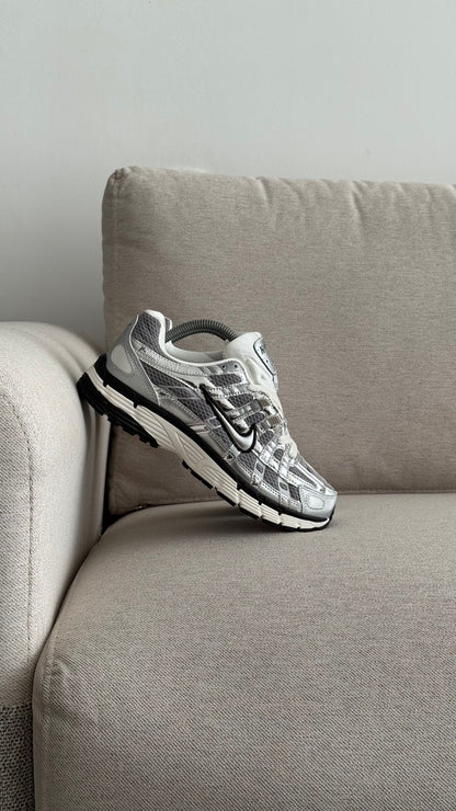 NIKE P6000 PLATEADO