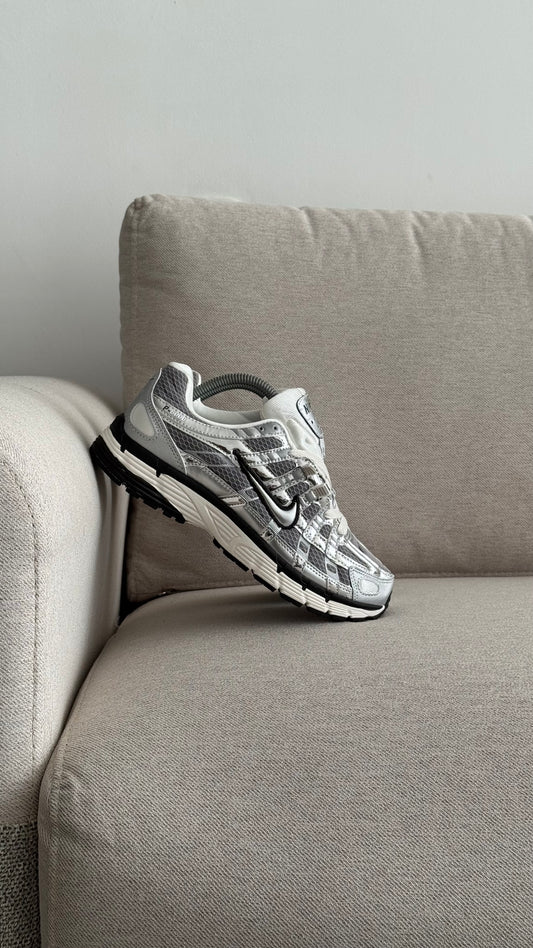 NIKE P6000 PLATEADO