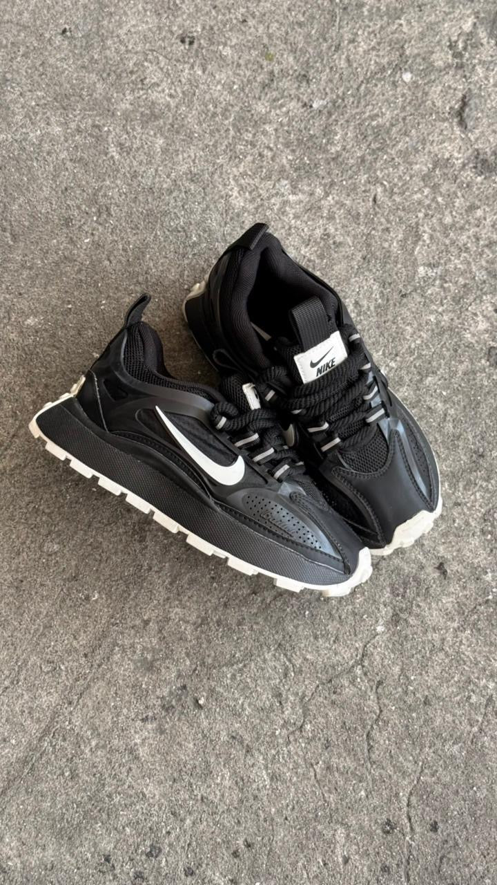 NIKE BALLELY  NEGRO BLANCO PROMO