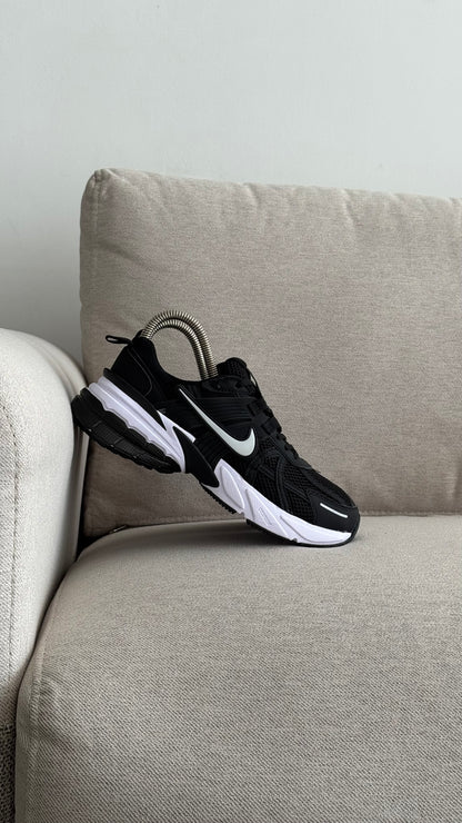 NIKE V2K NEGRO BLANCO