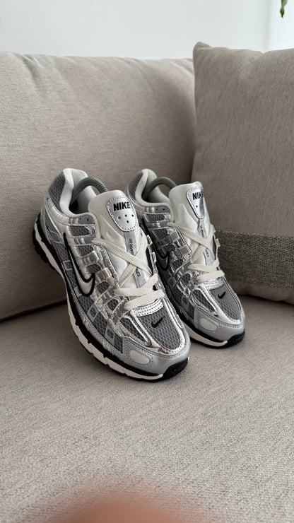 NIKE P6000 PLATEADO