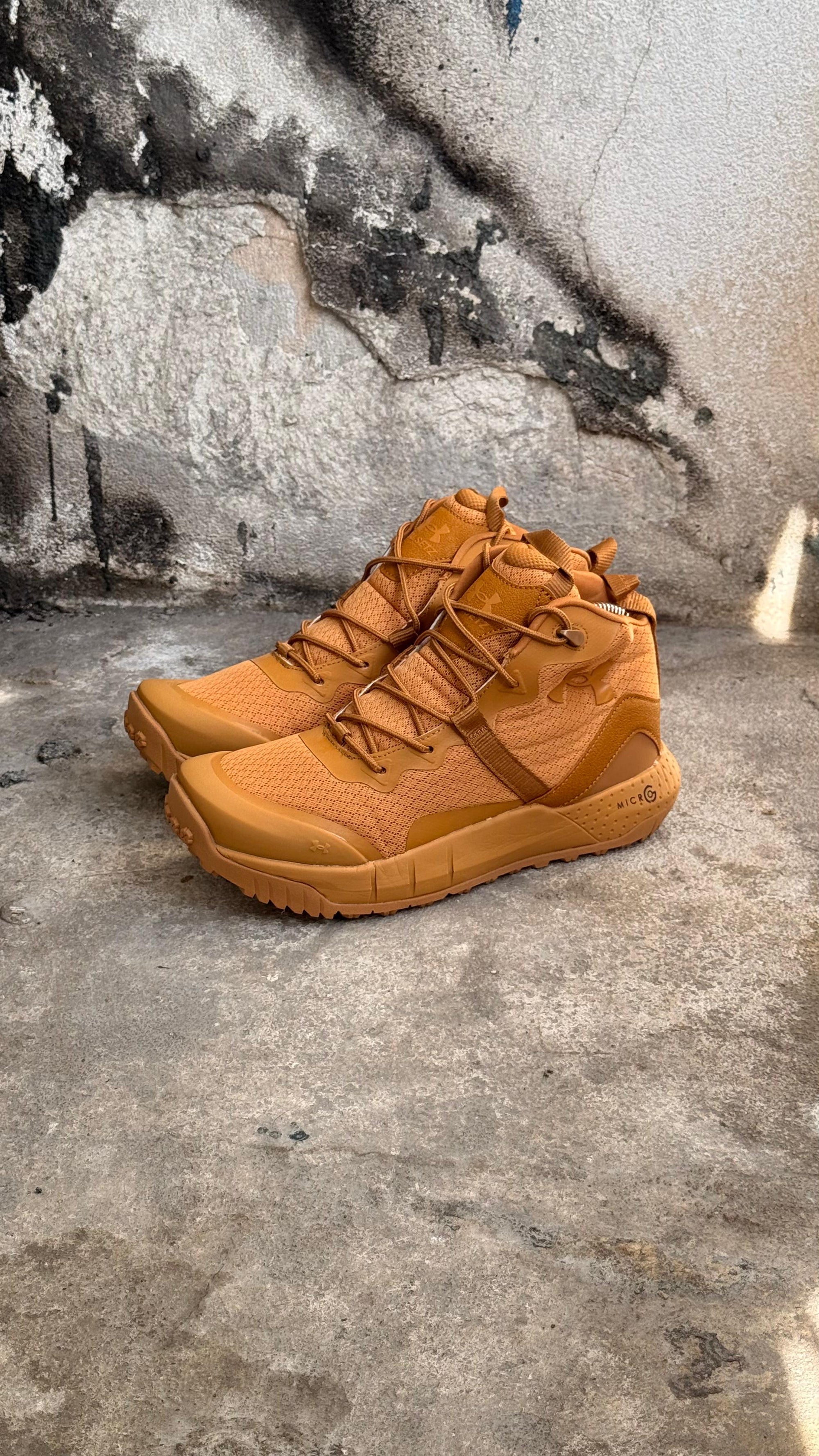 UNDER ARMOUR BOTA CARAMELO