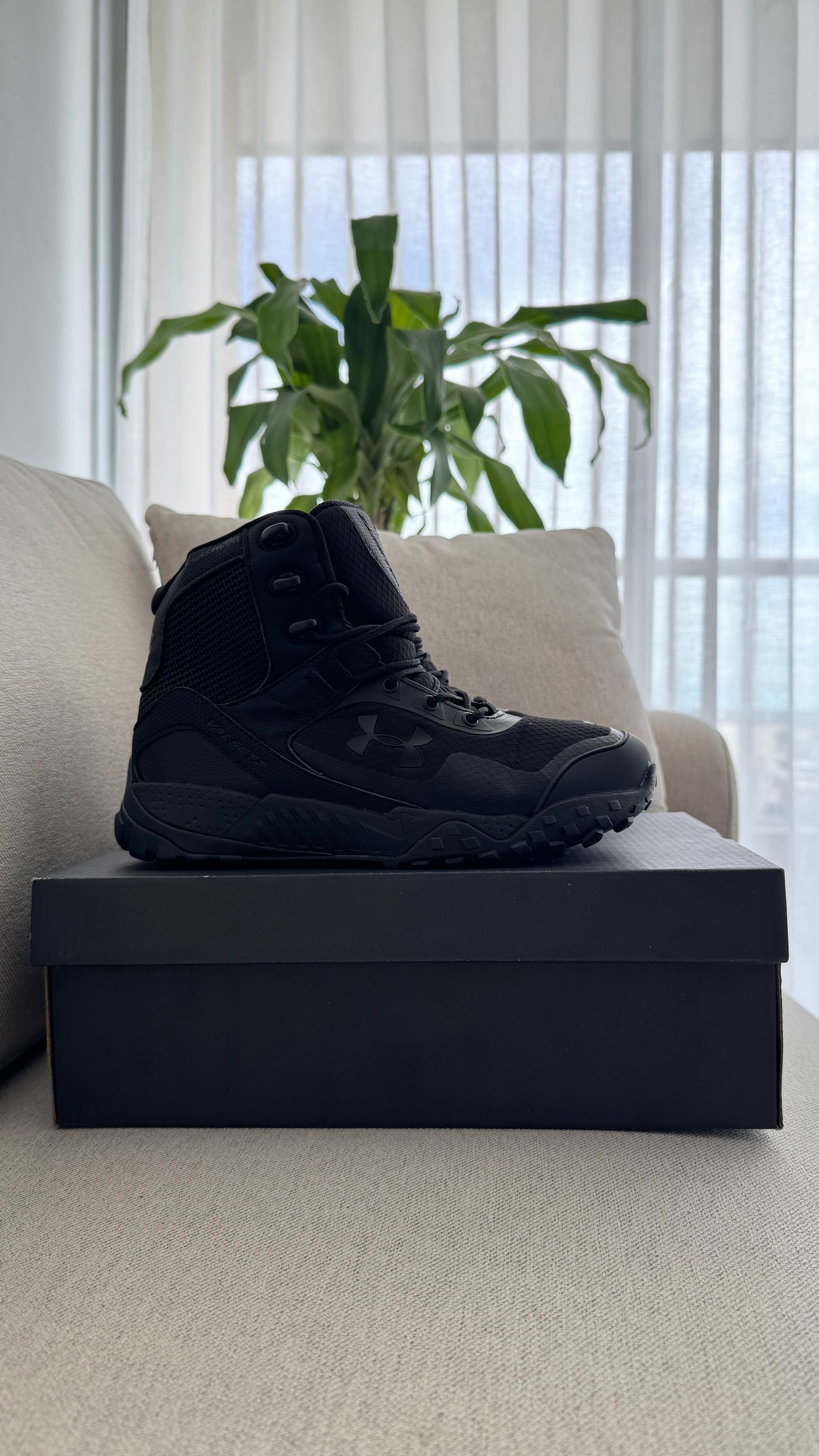 BOTA UNDER ARMOUR NEGRO DAMA