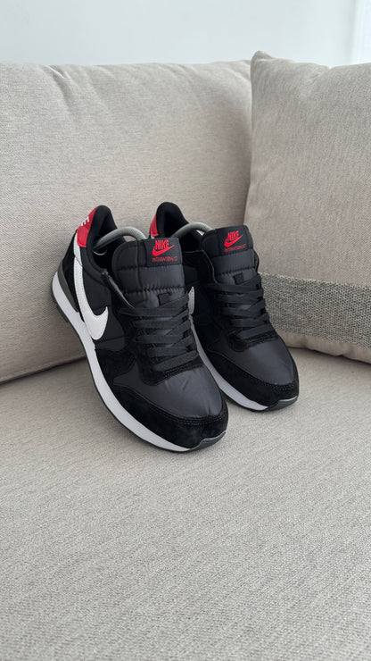 NIKE INTERNACIONAL NEGRO ROJO