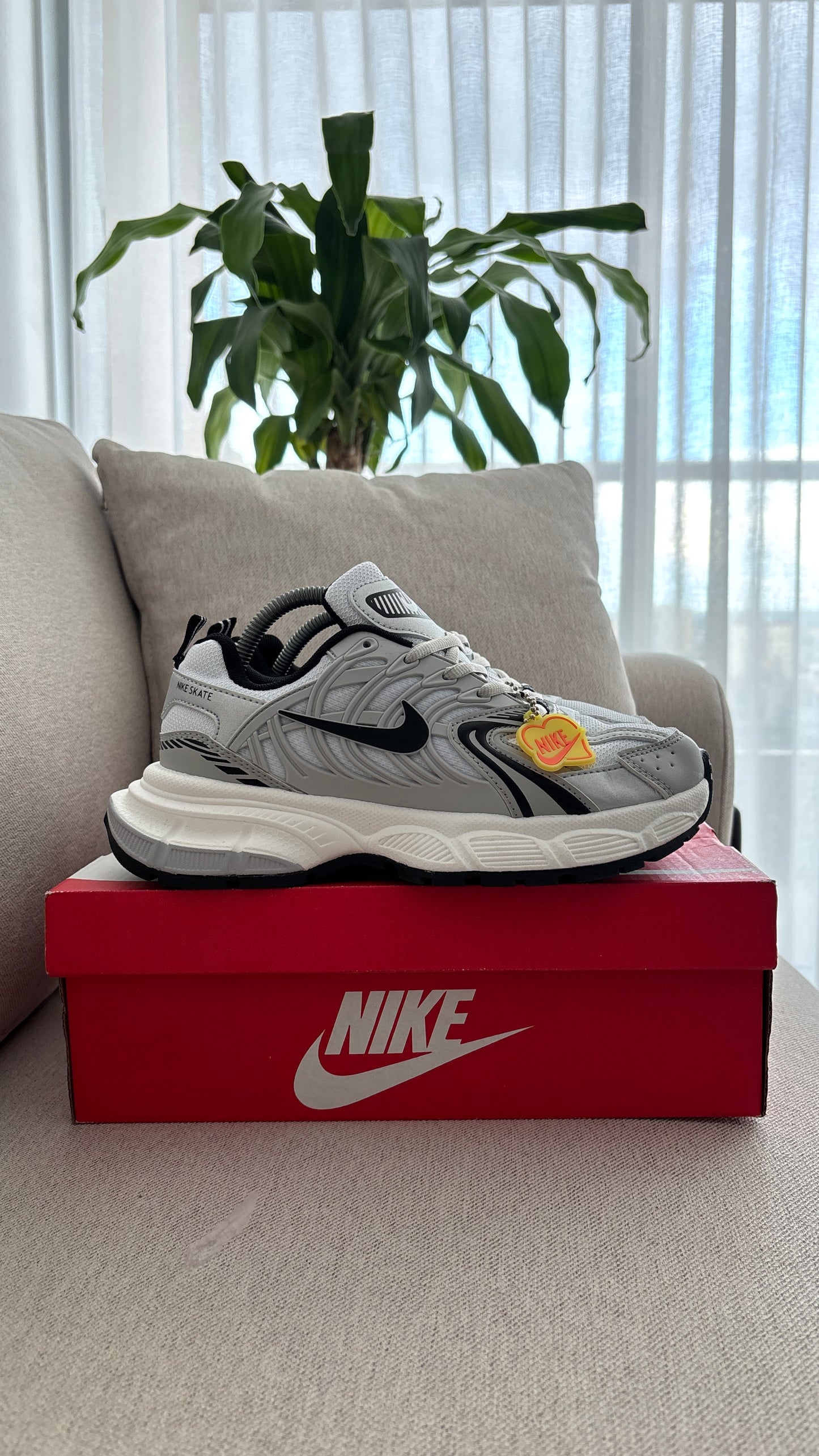 NIKE SKATE GRIS BLANCO CHULO NEGRO