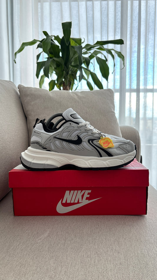 NIKE SKATE GRIS BLANCO CHULO NEGRO