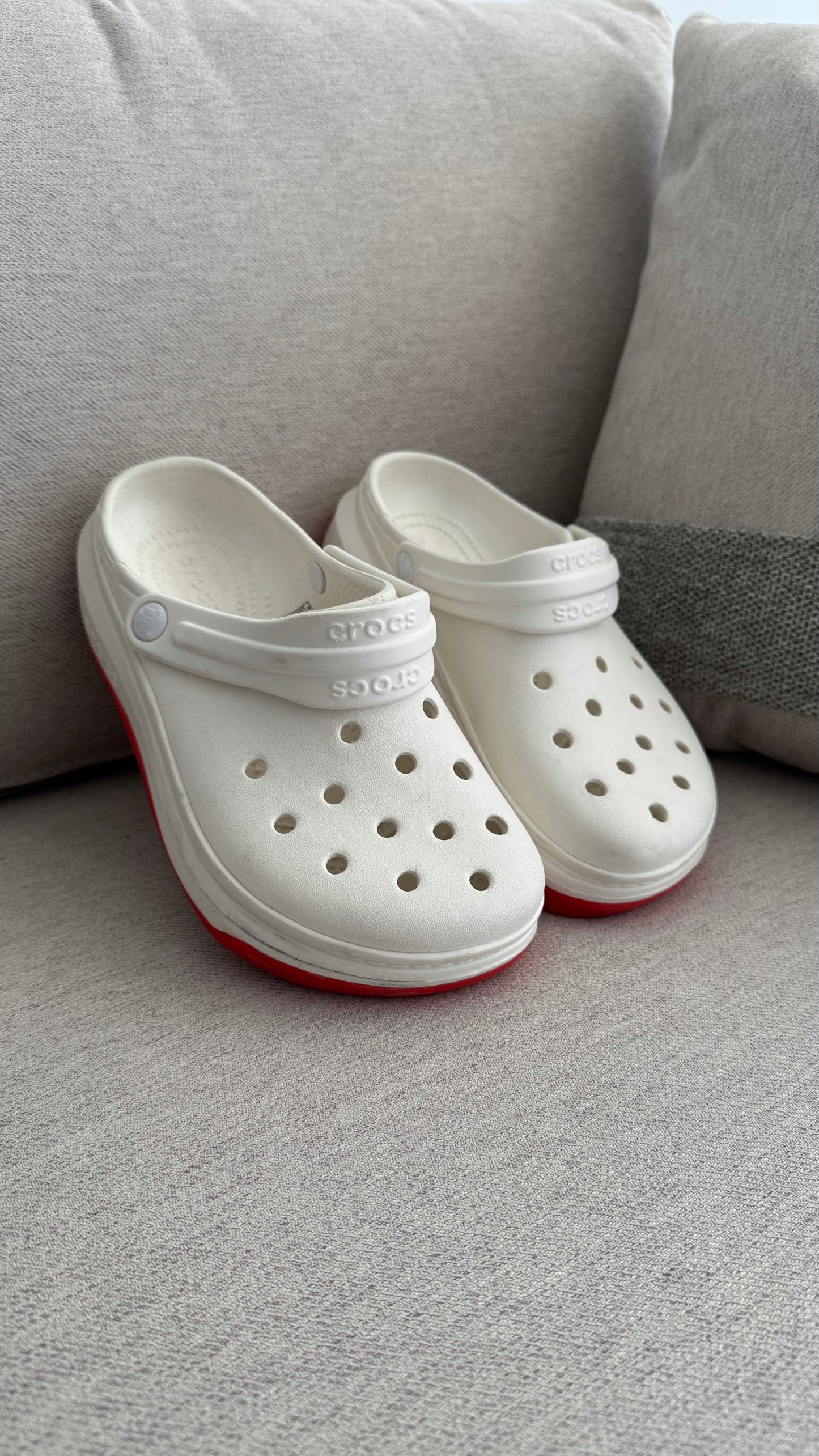 CROCS BLANCA ROJA