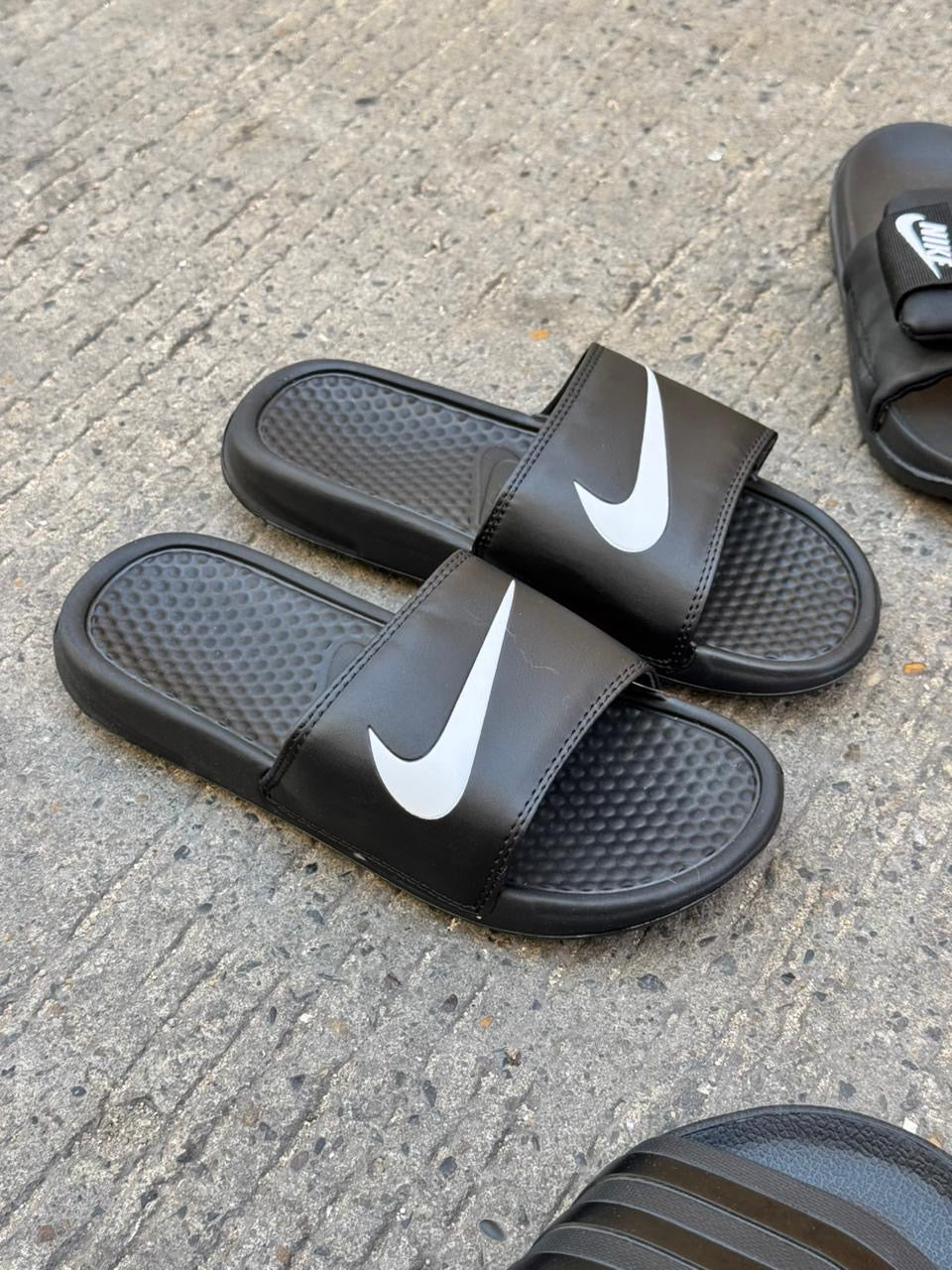CHANCLA NIKE CLASICA NEGRA