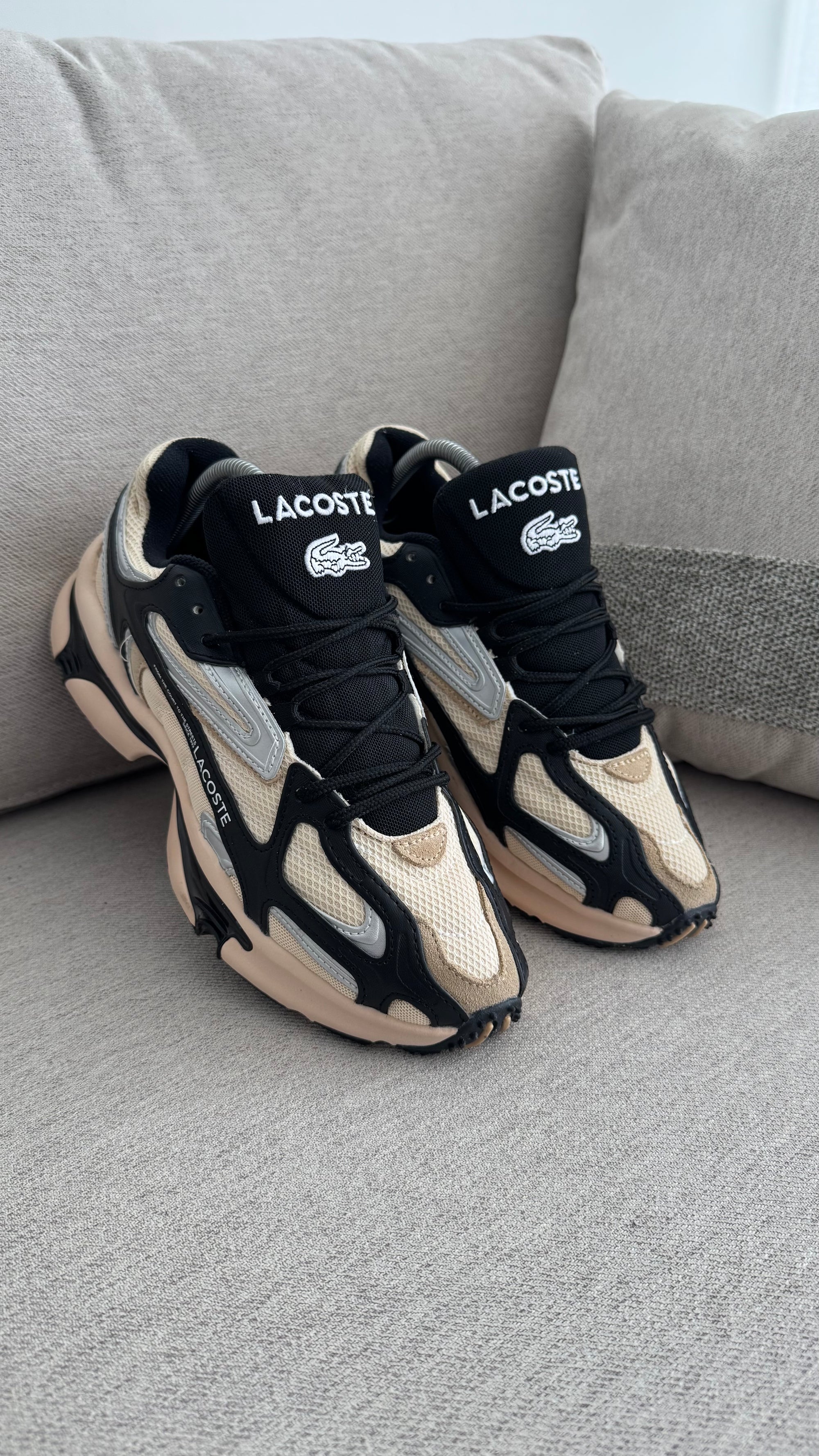LACOSTE LOO3 BEIGE NEGRO