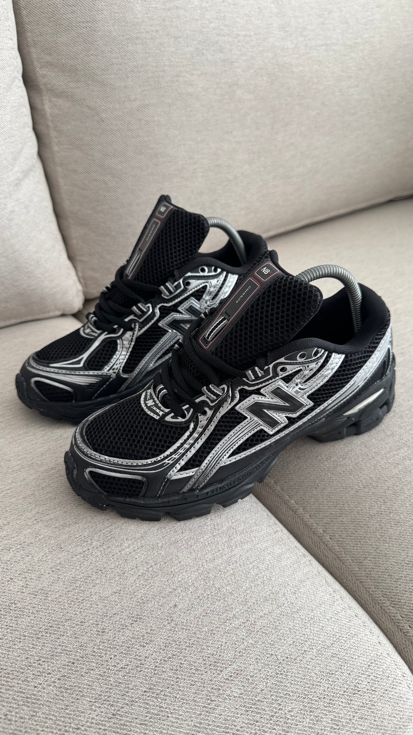 NEW BALANCE 740 NEGRA PLATA