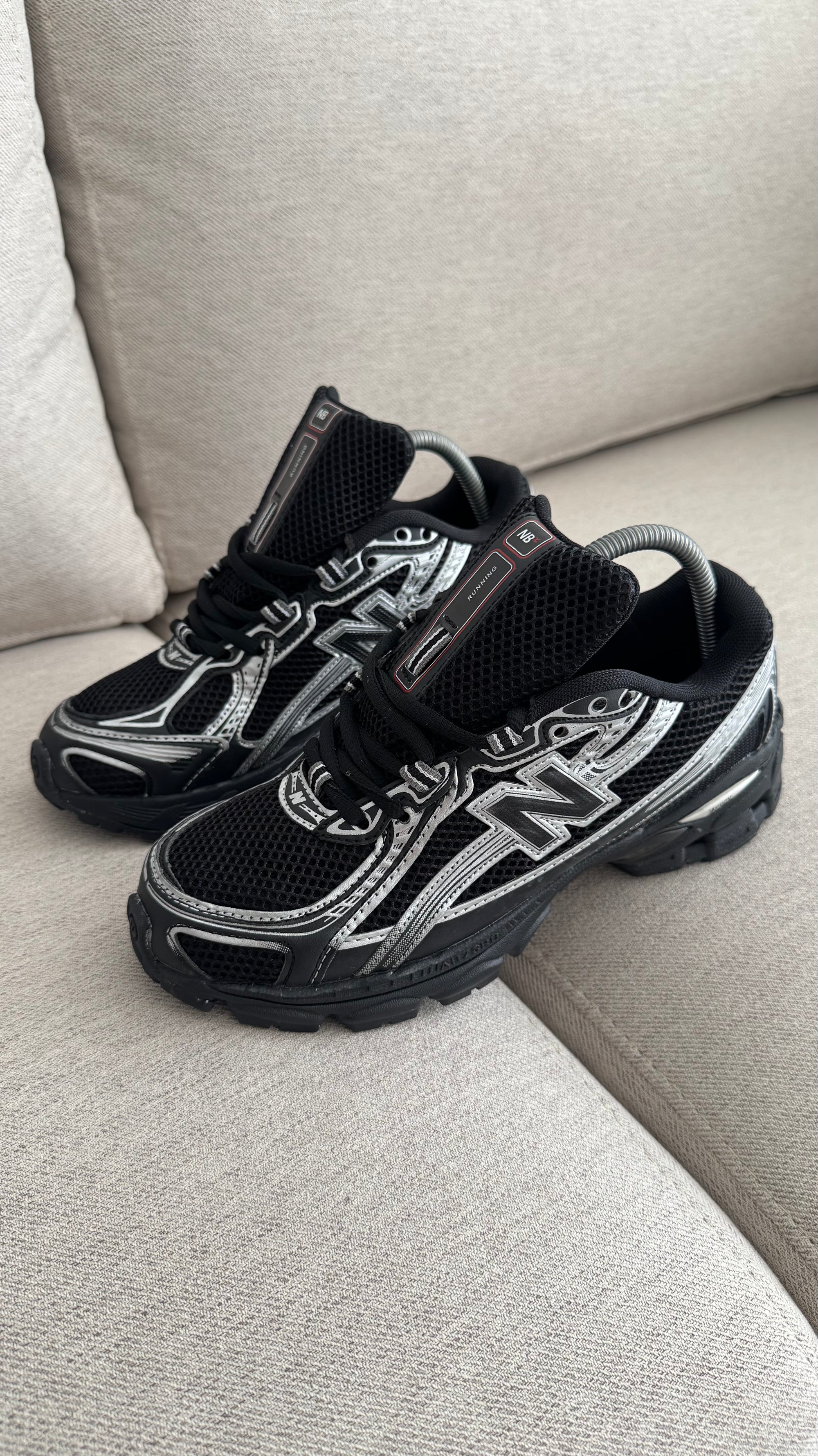 NEW BALANCE 740 NEGRA PLATA