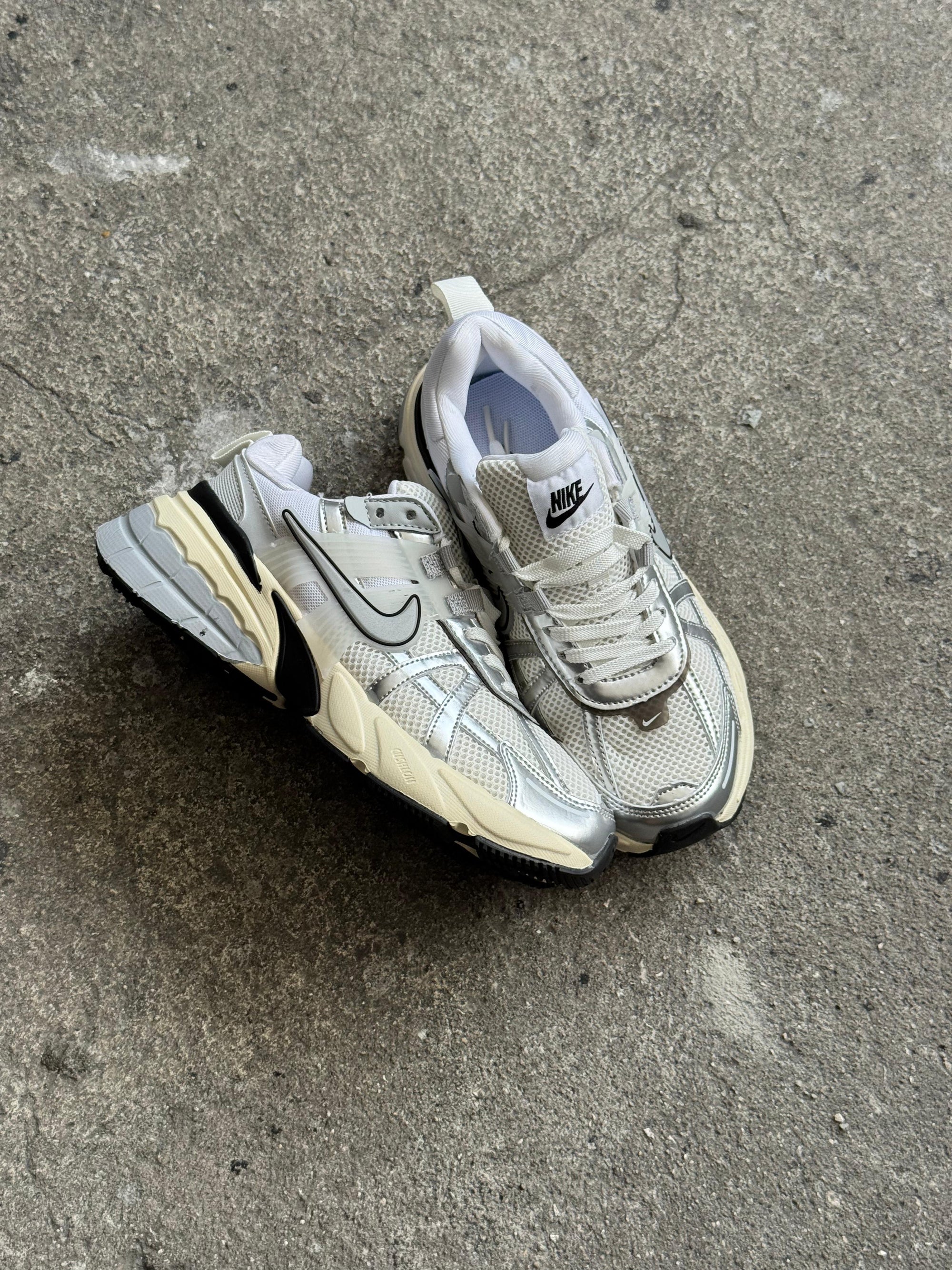 NIKE V2K PLATA 26