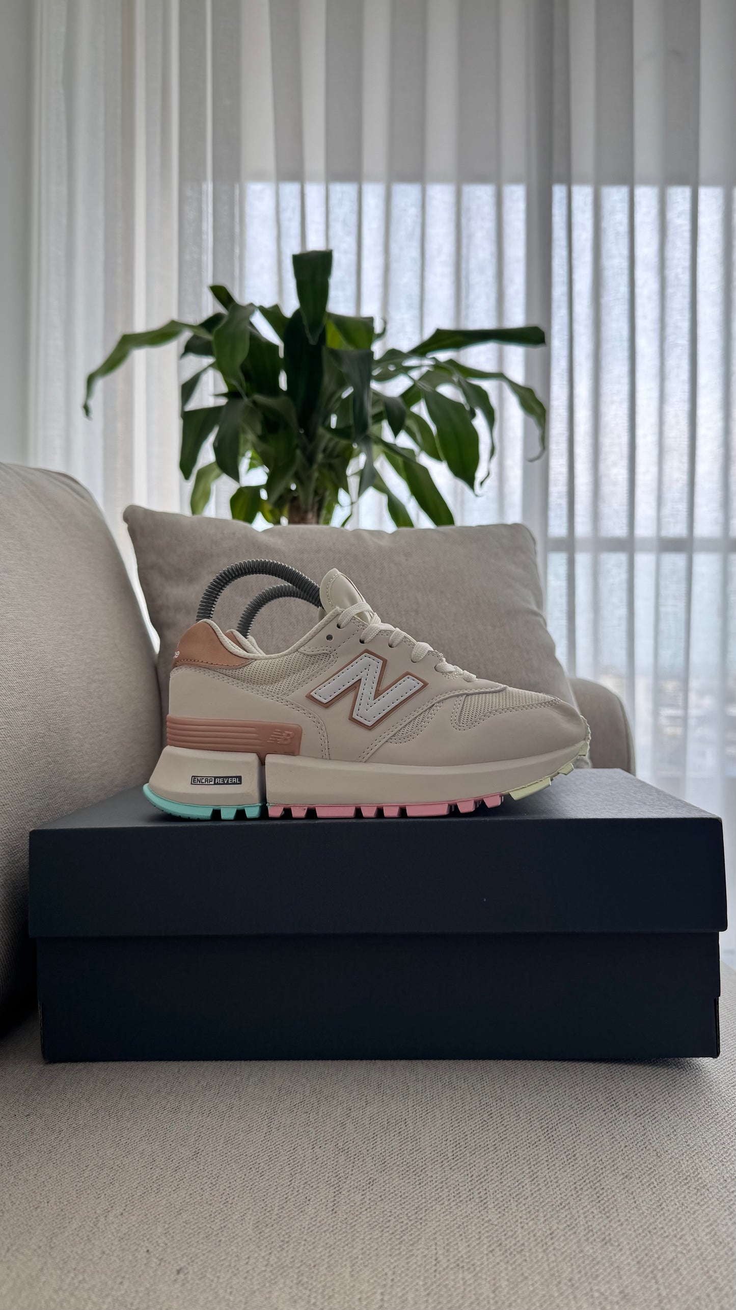 NEW BALANCE 1300 BLANCO DORADO