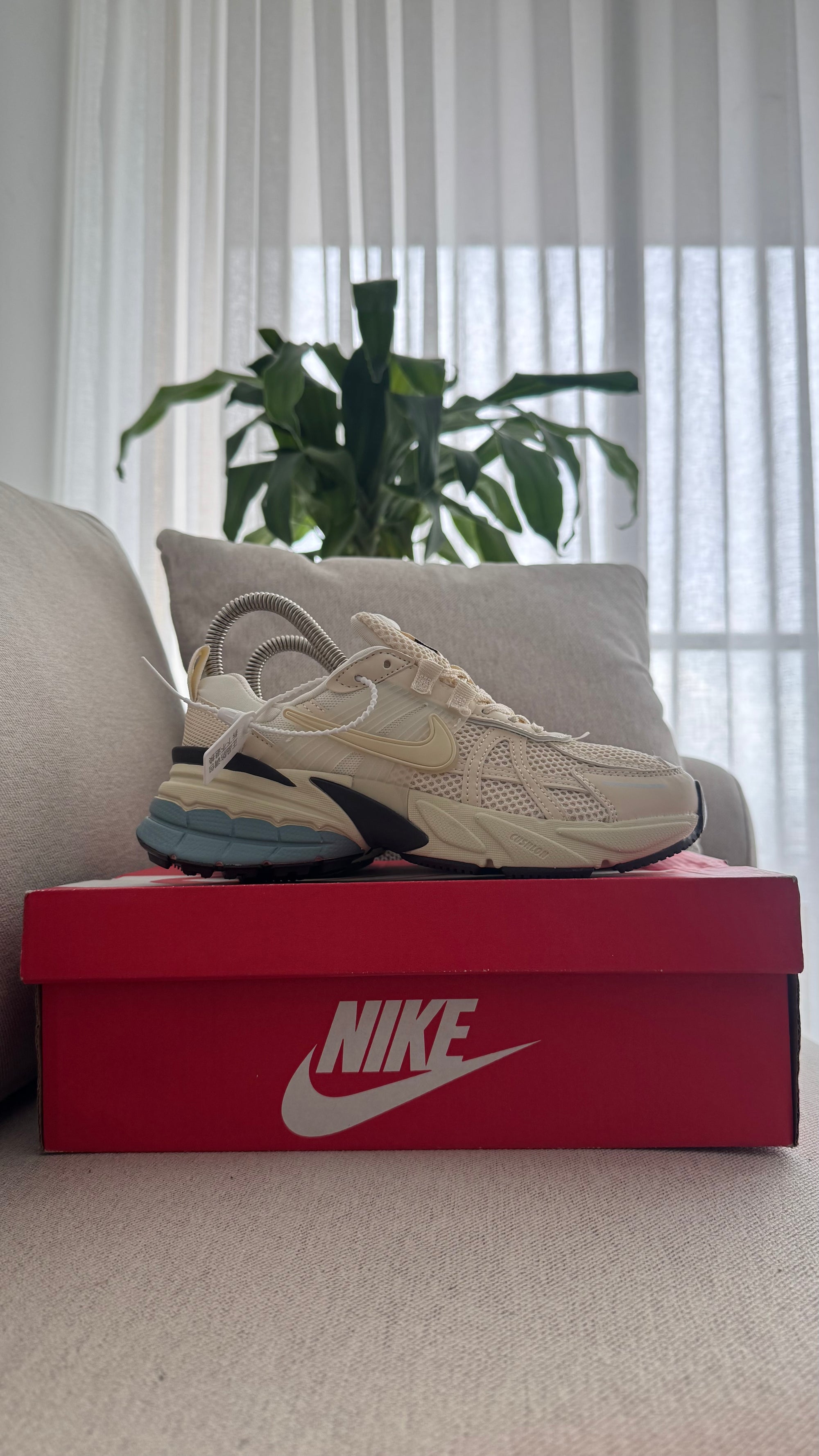 NIKE V2K BEIGE CREMA PROMO