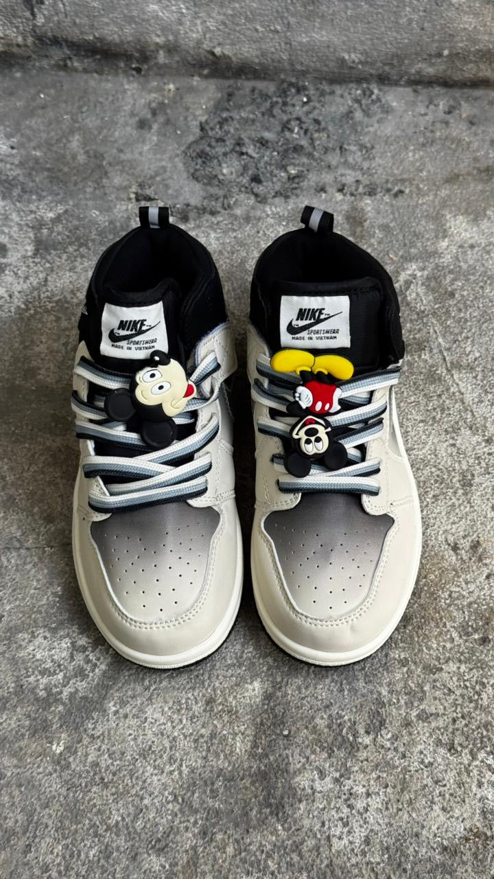 JORDAN RETRO 1 NEGRA BLANCA NIÑO