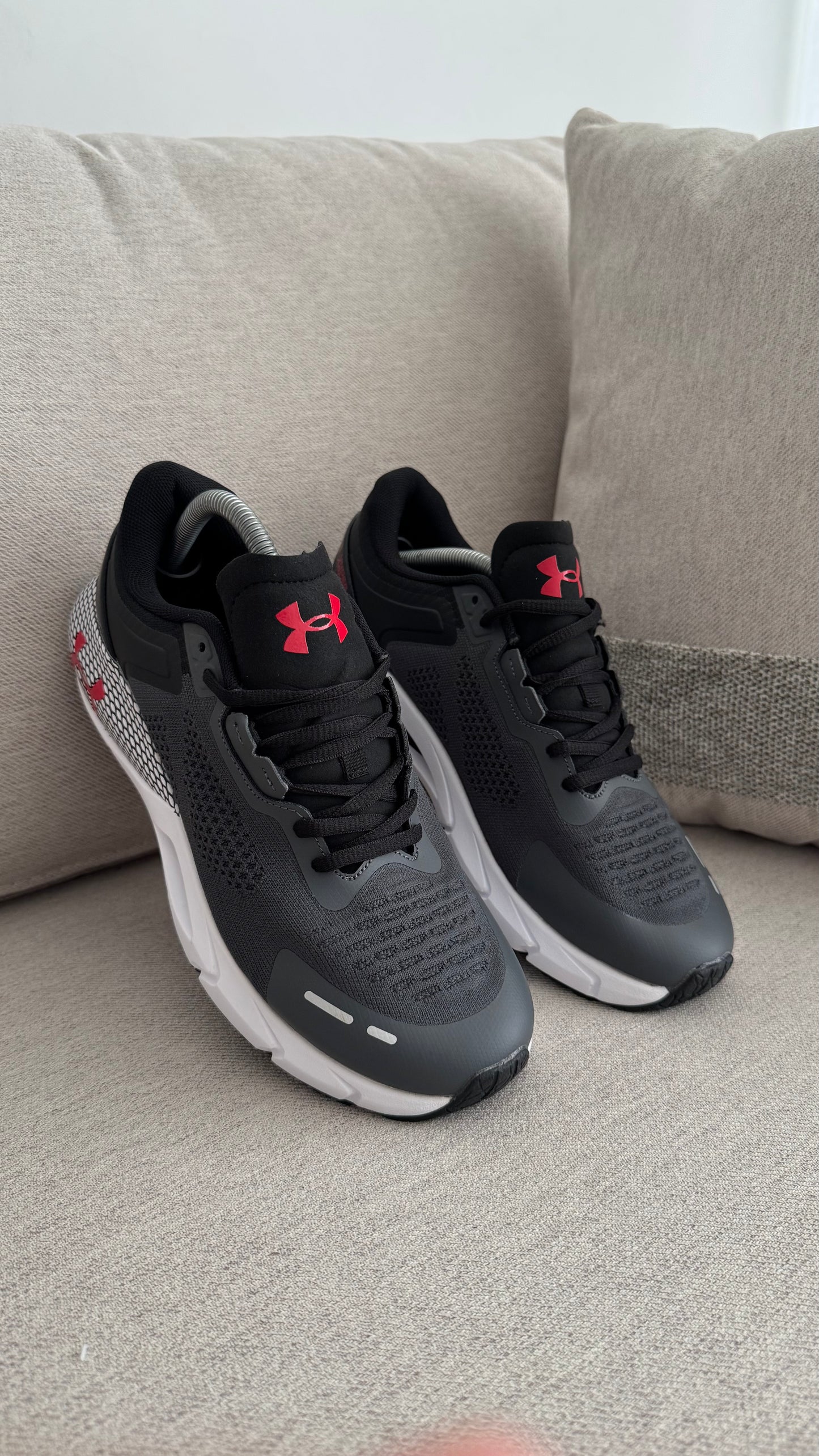 UNDER ARMOUR TENIS GRIS NEGRO