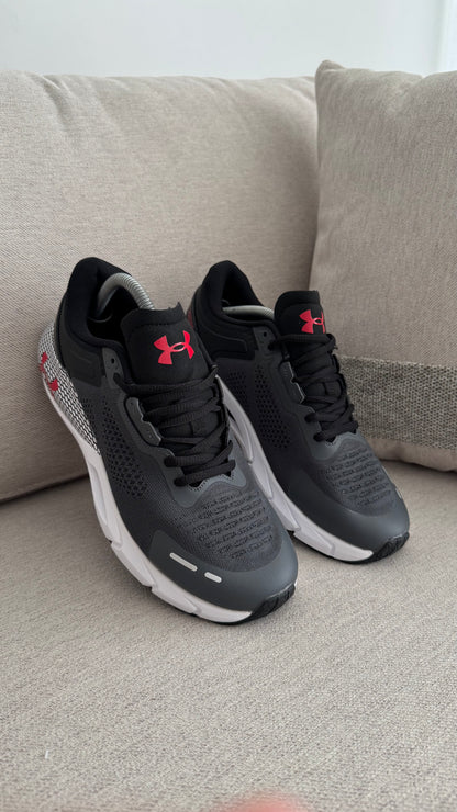 UNDER ARMOUR TENIS GRIS NEGRO