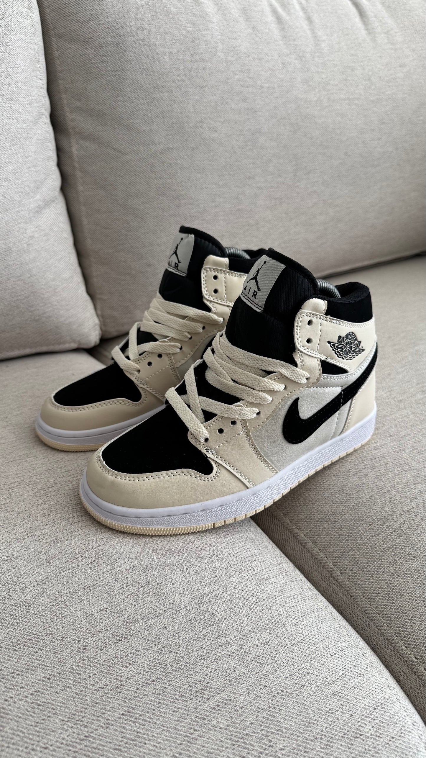 NIKE  JORDAN RETRO 1 BEIGE