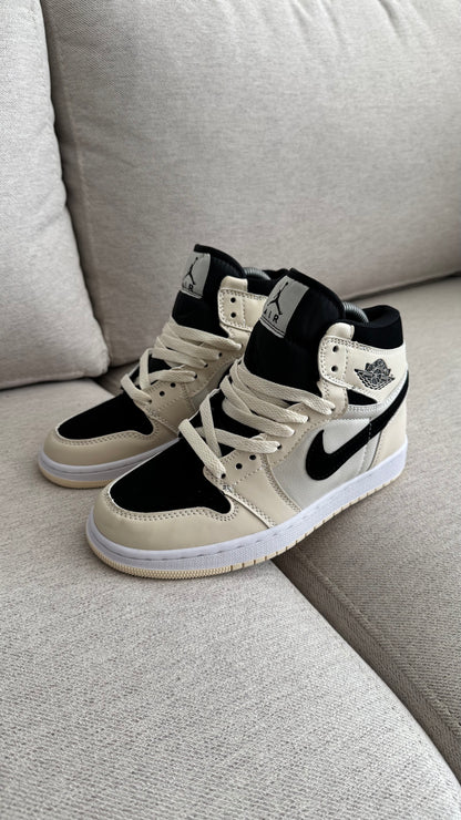 NIKE  JORDAN RETRO 1 BEIGE