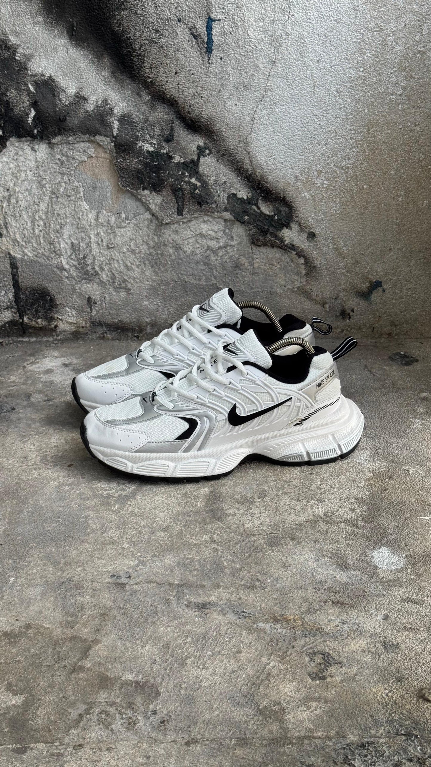 NIKE SKATE BLANCO NEGRO