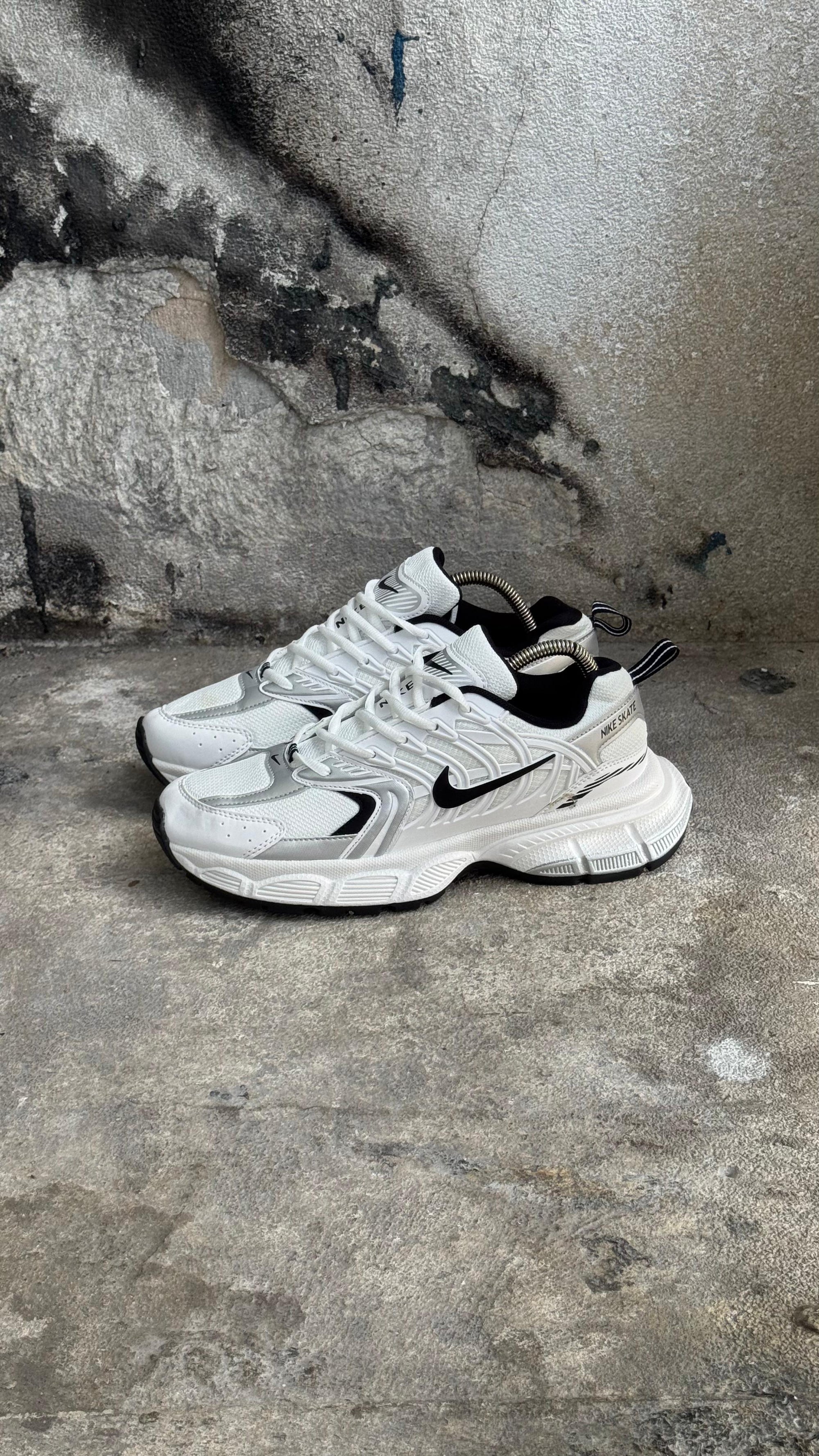NIKE SKATE BLANCO NEGRO