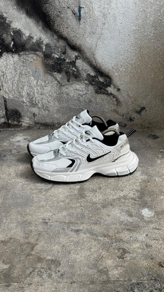 NIKE SKATE BLANCO NEGRO
