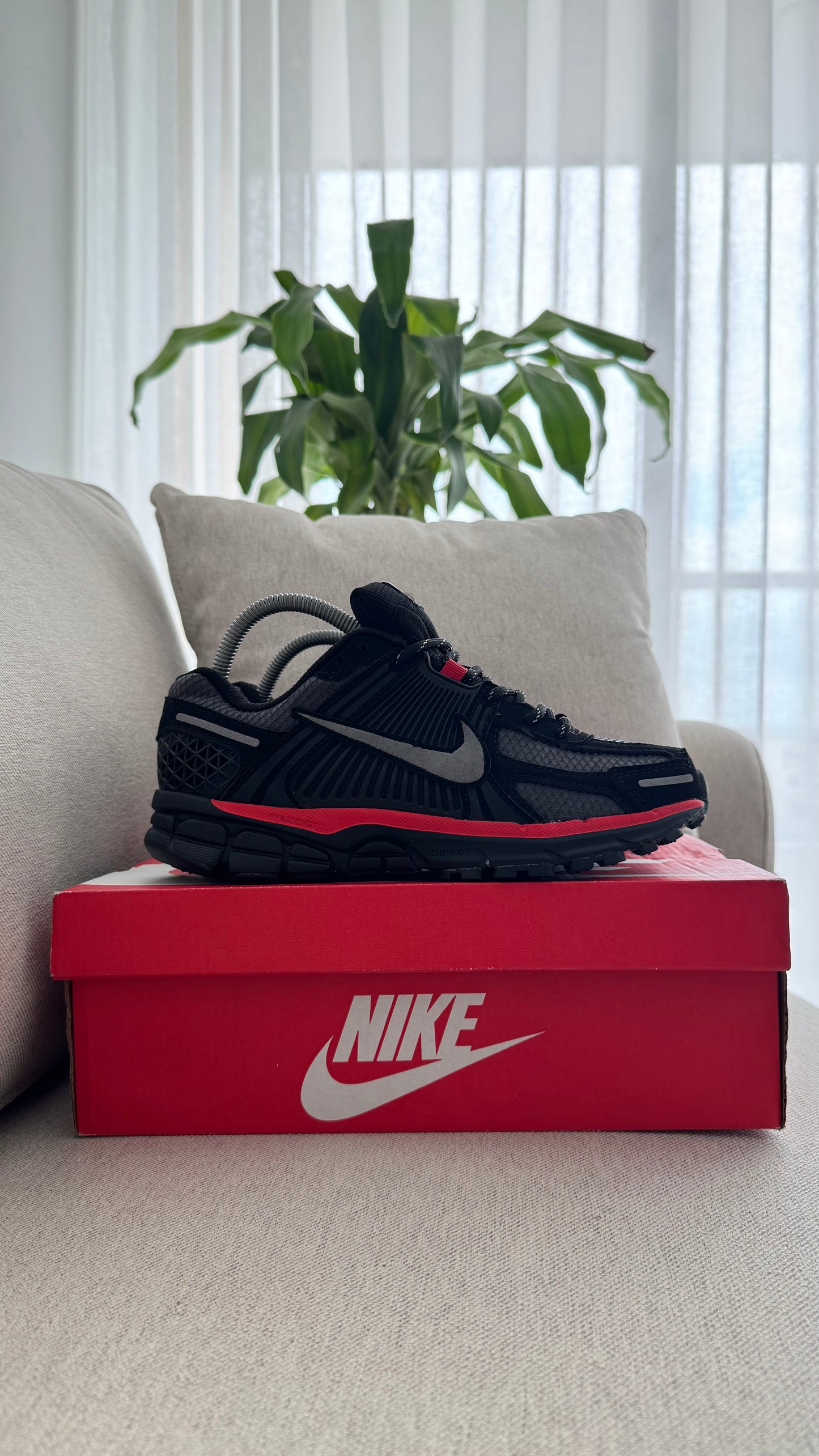 NIKE VOMERO NEGRO ROJO