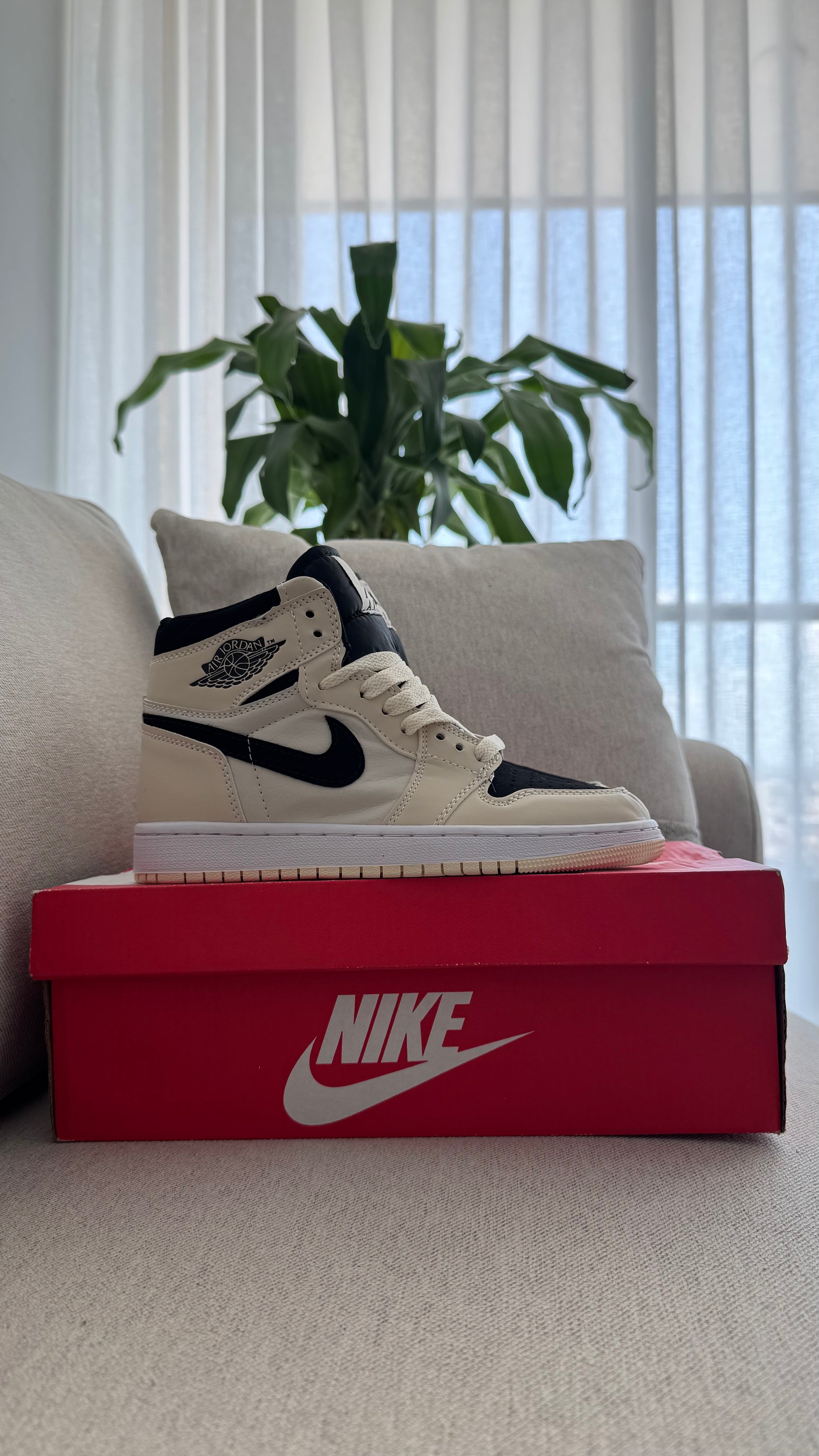 NIKE  JORDAN RETRO 1 BEIGE