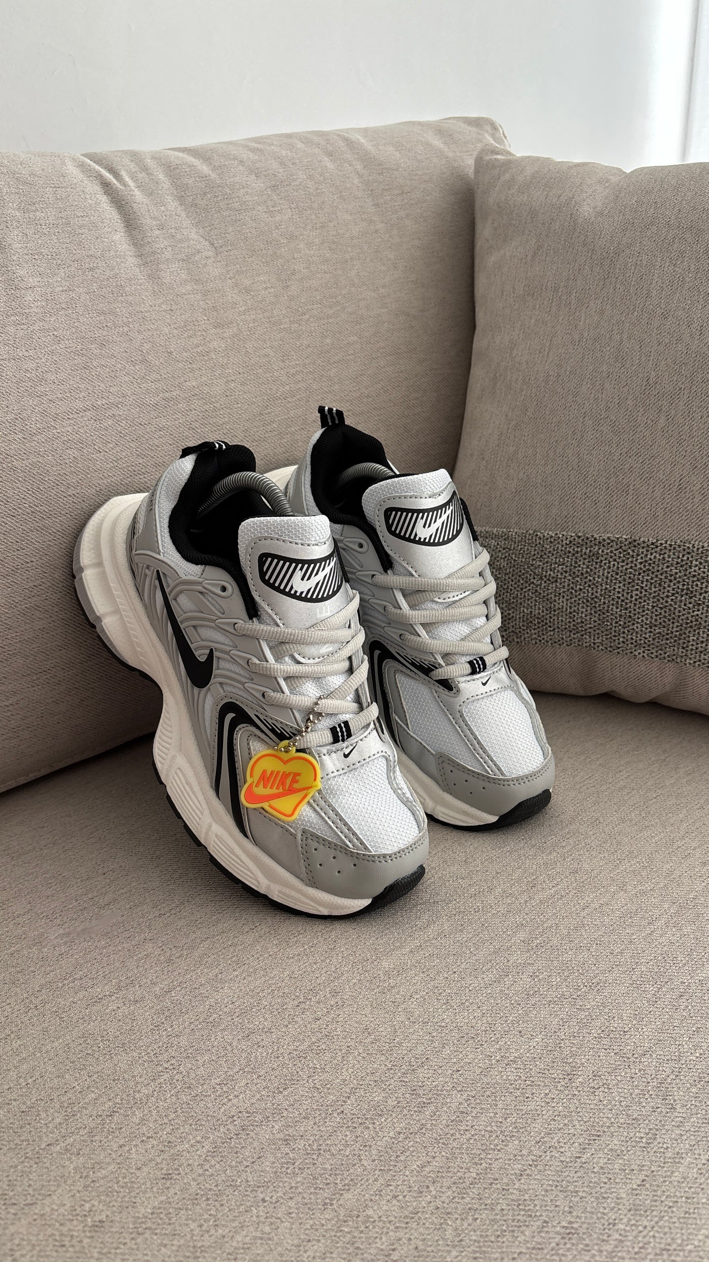 NIKE SKATE GRIS BLANCO CHULO NEGRO