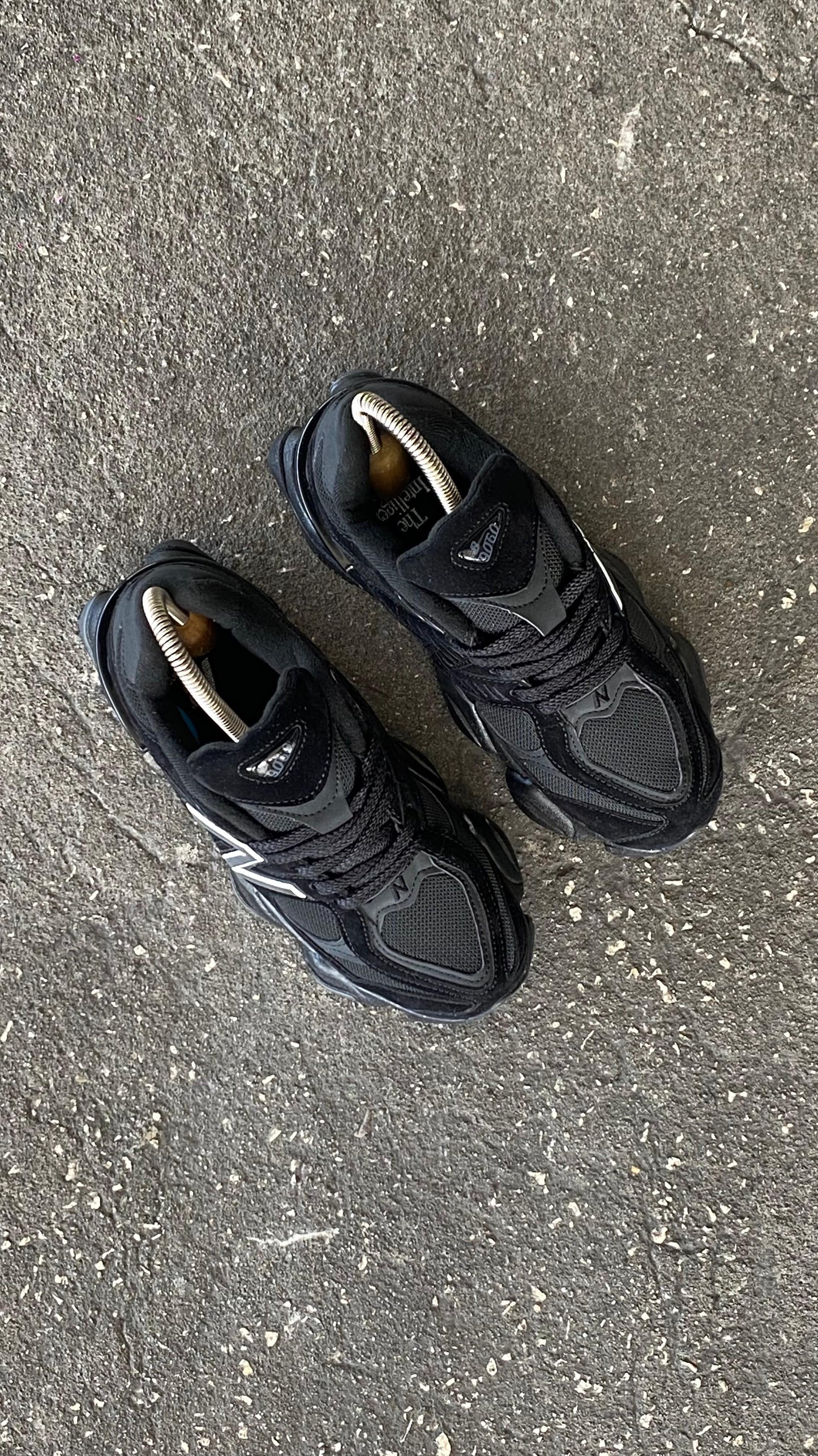 NEW BALANCE NEGRO LINEA BLANCA