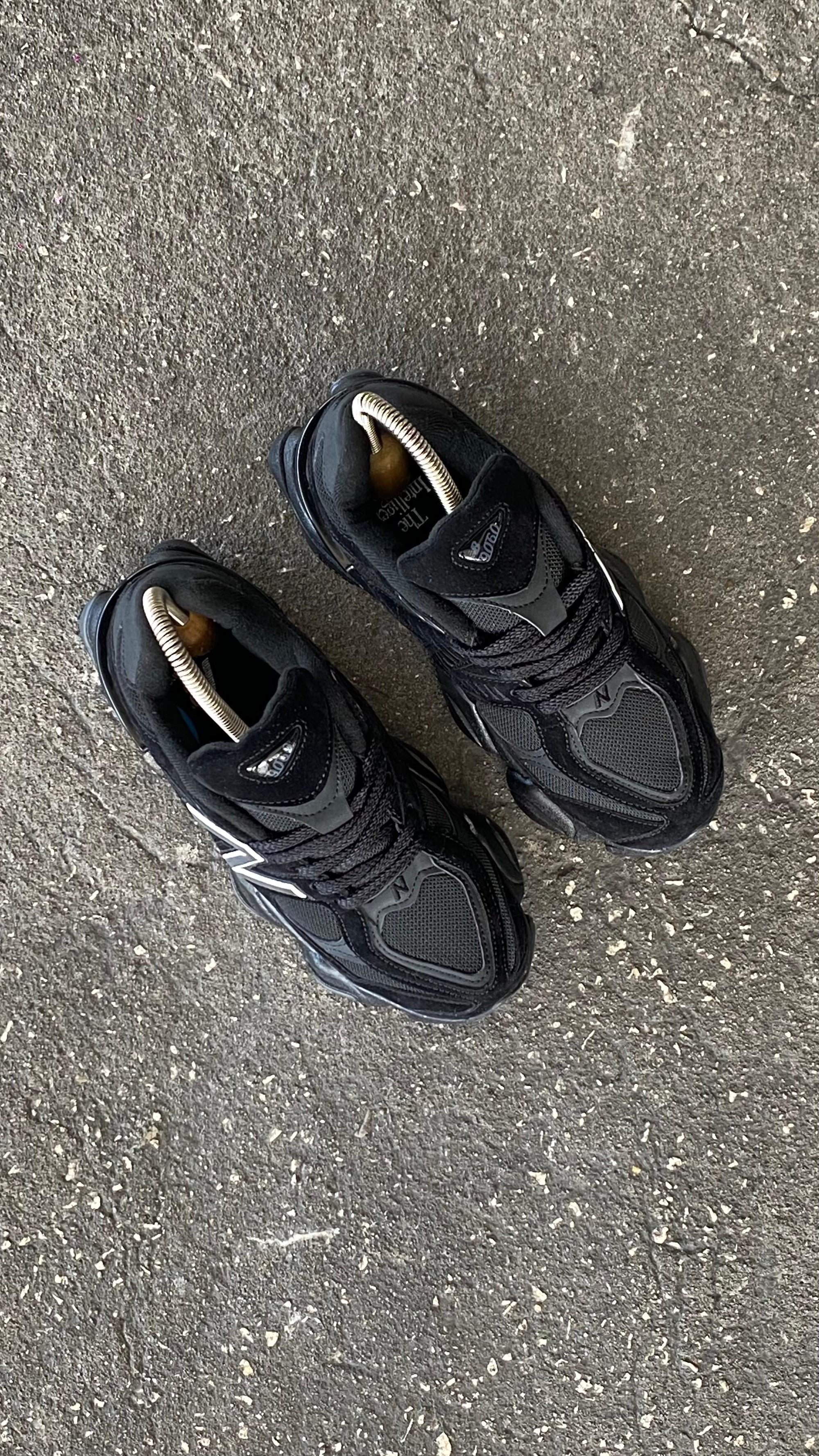 NEW BALANCE NEGRO LINEA BLANCA