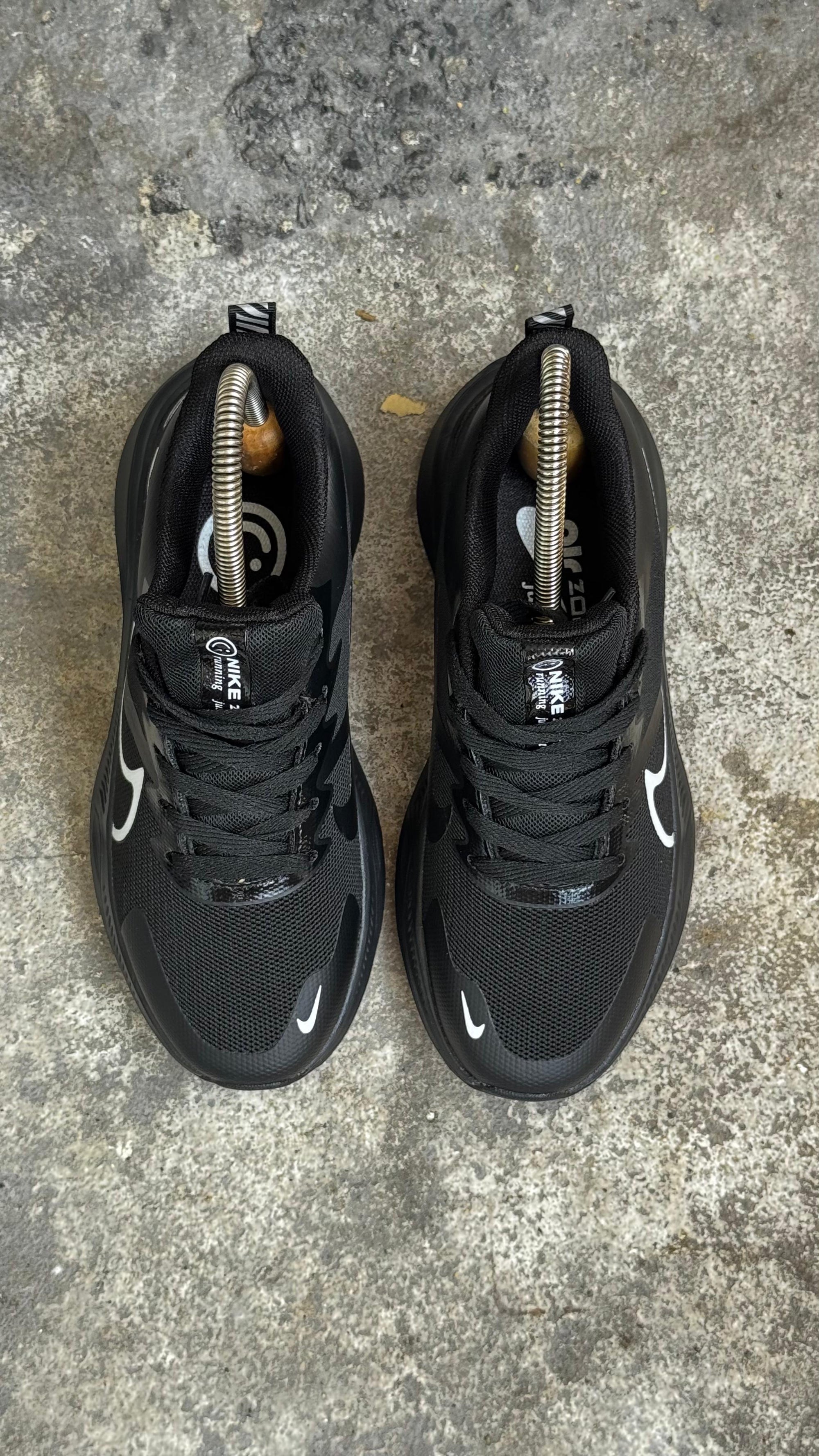 NIKE ZOOM CARITA NEGRO CHULO BLANCO