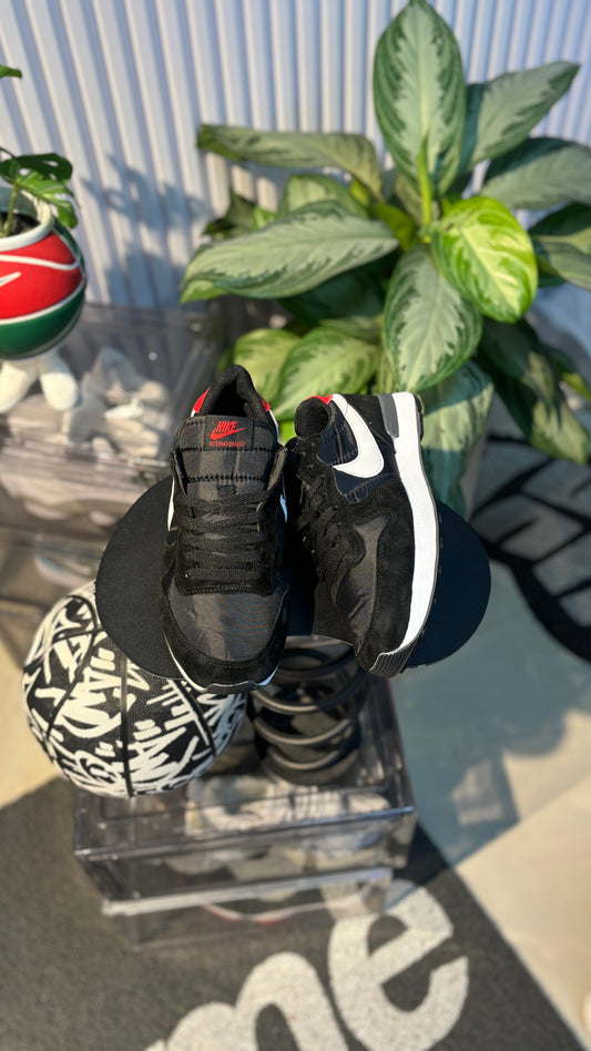 NIKE INTERNACIONAL NEGRO ROJO