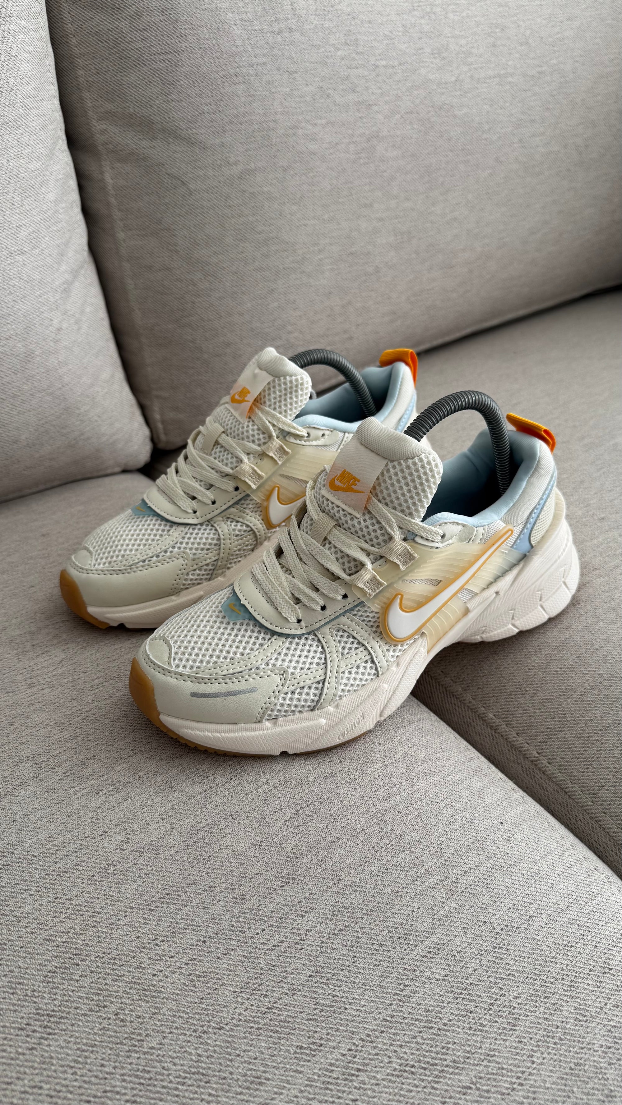 NIKE V2K BEIGE AMARILLO