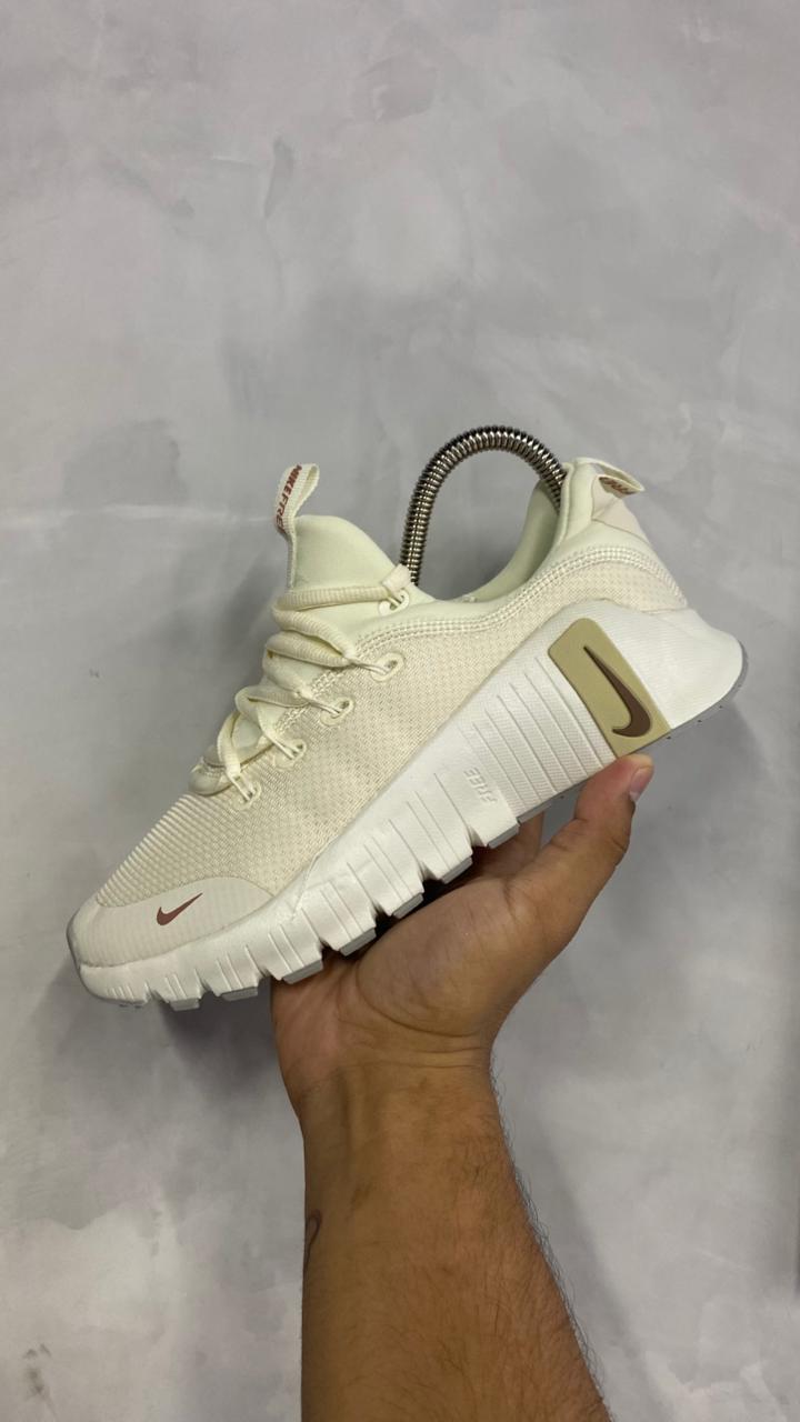 NIKE FREECOM BEIGE DORADO