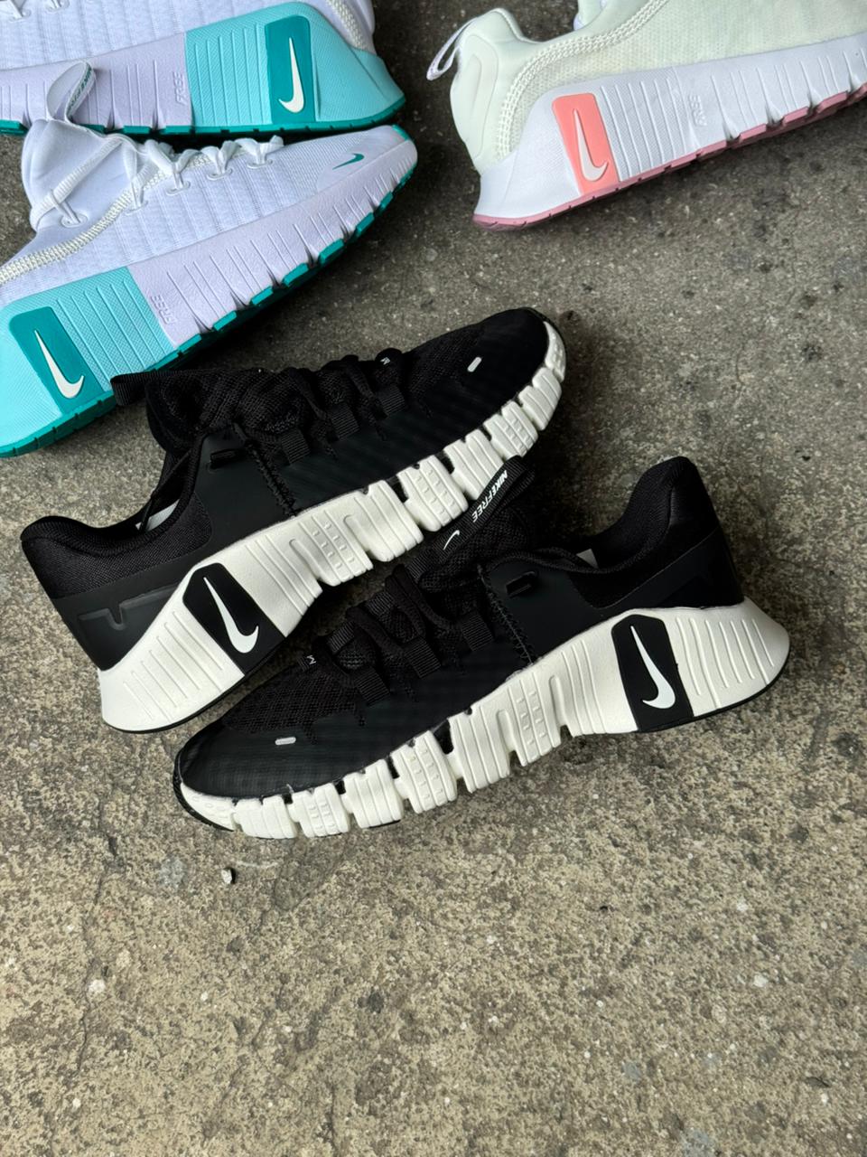 NIKE FREECOM NEGRO BLANCO