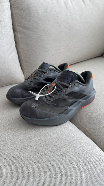 ADIZERO GRIS OSCURO NARANJA